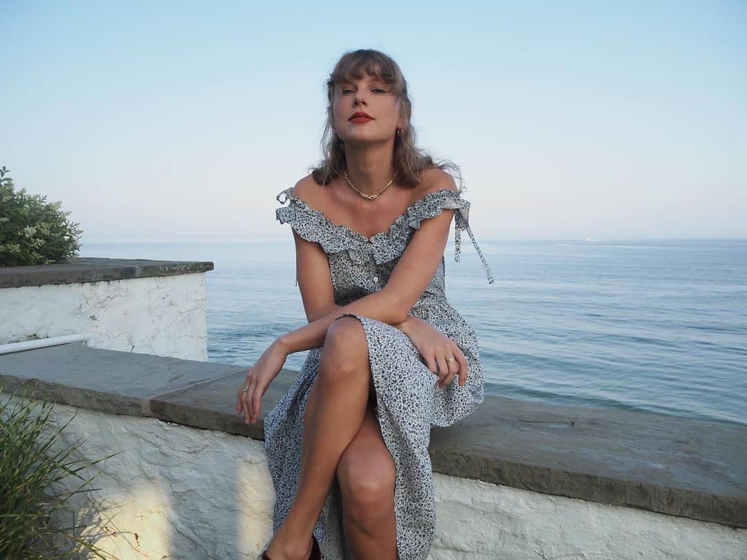 テイラー・スウィフトさんのインスタグラム写真 - (テイラー・スウィフトInstagram)「Happy belated Independence Day from your local neighborhood independent girlies 😎  See you tonight Kansas Cityyy」7月7日 22時33分 - taylorswift