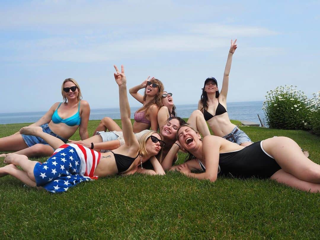 テイラー・スウィフトのインスタグラム：「Happy belated Independence Day from your local neighborhood independent girlies 😎  See you tonight Kansas Cityyy」