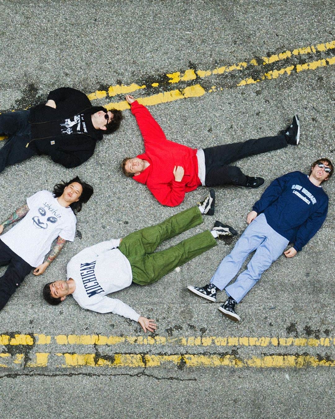 Kerrang!のインスタグラム：「“I want our music to be confusing to people who are closed-minded…”  Growing up in the hardcore punk scene, Ian Shelton is breaking free from the shackles of expectation with @militariegun, embracing bigger, bolder sounds to make debut LP Life Under The Gun one of the most-talked about records of the summer 🔥  ✍️: Huw Baines 📸: @danieltopete」