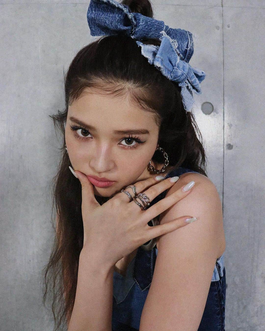 のインスタグラム：「⠀ EVRISは今年、10周年を迎えます。 今年に入って色々と周年のあれこれを展開させて頂きました。  そして、本日はDENIM collectionが発表されました…！  そんなEVRISにとって大事なこのコレクションには、 絶対にせいらちゃんにお願いしたく、 今回、快く引き受けてくれたことを改めて感謝致します😭  そしてそして、 そんな大事なヴィジュアルの撮影のカメラをさせて頂き、 もう本当、久しぶりに緊張して汗しかかかなかった←  当日はトラブルあって、 いつものカメラの感じで撮影出来なくて ちょっと泣いた、俺。笑  だけど、せいらちゃん、 そしてヘアメイクのつくしちゃんのお陰で こんなにも素敵なものになりました！✨  関わって頂いた皆様に感謝しかありません！  EVRISのデザイナーが一所懸命作ったアイテムを 更に最高に仕上げ、 世に出すのがプレスの責任だと思っているので、 こうやって完成するのは本当に嬉しいなと。 プレスを続けてる理由でもあります。  私もEVRIS10年目。 引き際がわからなくなってきてるけれど、 こんなアラサープレスを見守ってくれている、 ブランドの皆様にも感謝ですよね。  話、それ過ぎだし、長いのでこのあたりで😇  とにかく、超！かわいい！ せいらちゃんが着こなしてくれているコレクションを どうぞ、お楽しみ下さい！ (他のカット達は今月末に @evris_official にて！)  @seiralala_7  @evris_official  #EVRIS #EVRIS_10th」