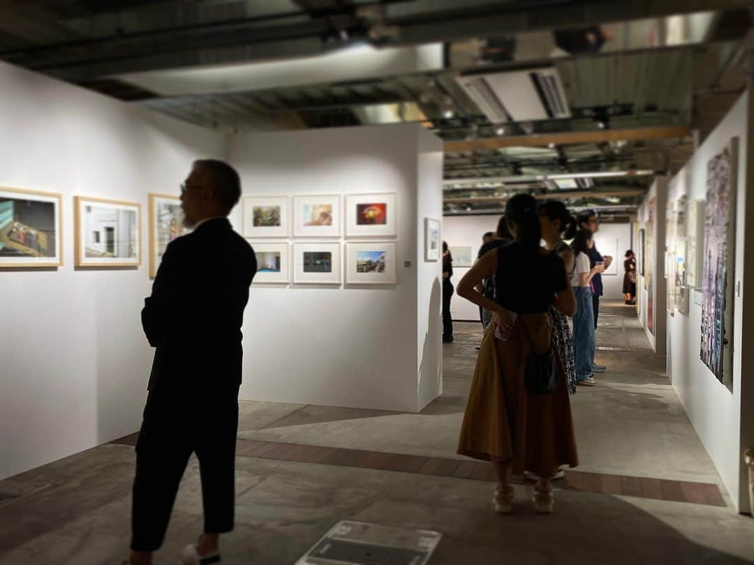 Warehouse TERRADA 寺田倉庫さんのインスタグラム写真 - (Warehouse TERRADA 寺田倉庫Instagram)「TENNOZ ART WEEK  現在開催中の「TENNOZ ART WEEK」。初日の様子をお届けします。  TENNOZ ART WEEKは日本で新たに開催される国際アートフェア「Tokyo Gendai」と連携したものです。 国内外のアートコレクターを天王洲に誘い、日本と海外のアートシーンを繋ぐことでアート市場の活性化と国際的な文化観光の促進を目指します。  国際的に活躍するピアニスト 向井山朋子氏による新作インスタレーション・パフォーマンスや、国内最大級のギャラリー集積地TERRADA ART COMPLEXのナイトタイム特別営業、日本現代美術商協会 CADANによる展覧会などを行います。  7月7日（金）から7月10日（月）まで、特別なプログラムをお楽しみください。 https://taw.warehouseofart.org/  写真7枚目：Tomoko Mukaiyama「figurante」 Photo by Yukitaka Amemiya  #TENNOZARTWEEK #TAW #TokyoGendai #CADAN #寺田倉庫 #WarehouseTERRADA #天王洲 #天王洲アイル #アートシティ #アート #現代アート #アートフェア #tennoz #artcity #art #contemporaryart #artfair」7月7日 22時36分 - warehouse_terrada