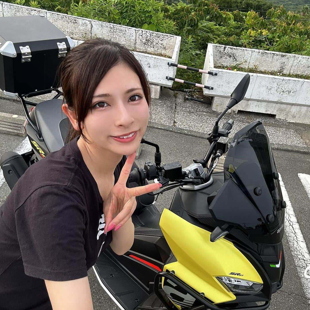 葉月美優のインスタグラム：「❥aprilia SR GT200 めちゃくちゃ好みだった！！ 乗り心地最高っ⁺⊹˚.⋆ 不安定な場所も安心して走れるもんね  イエローじゃなくてゴールドなんだってね TUONO660と並べたら同じような顔してて面白かったよ✌︎︎︎⸜(*˙꒳˙*)⸝✌︎  田原市 渥美半島 メロンにめろめろスタンプラリー2023 をこのバイクで回りました♡  めろめろレポは後ほど◌.ﾟ  #srgt #srgt200 #aprilia #adventurebike #adventure #アドベンチャーバイク #スクーター #スクーターツーリング #バイク女子 #モトブログ #バイク好きな人と繋がりたい #オフロード #バイク旅 #バイクツーリング #バイクのある生活 #alpinestars #tuono660 #レースクイーン #racequeen #バイクファッション #中型バイク #大型バイク女子 #田原市 #渥美半島 #ツーリング女子 #ツーリングスポット #ツーリング日和 #バイク女子フォト #バイク女子と繋がりたい」