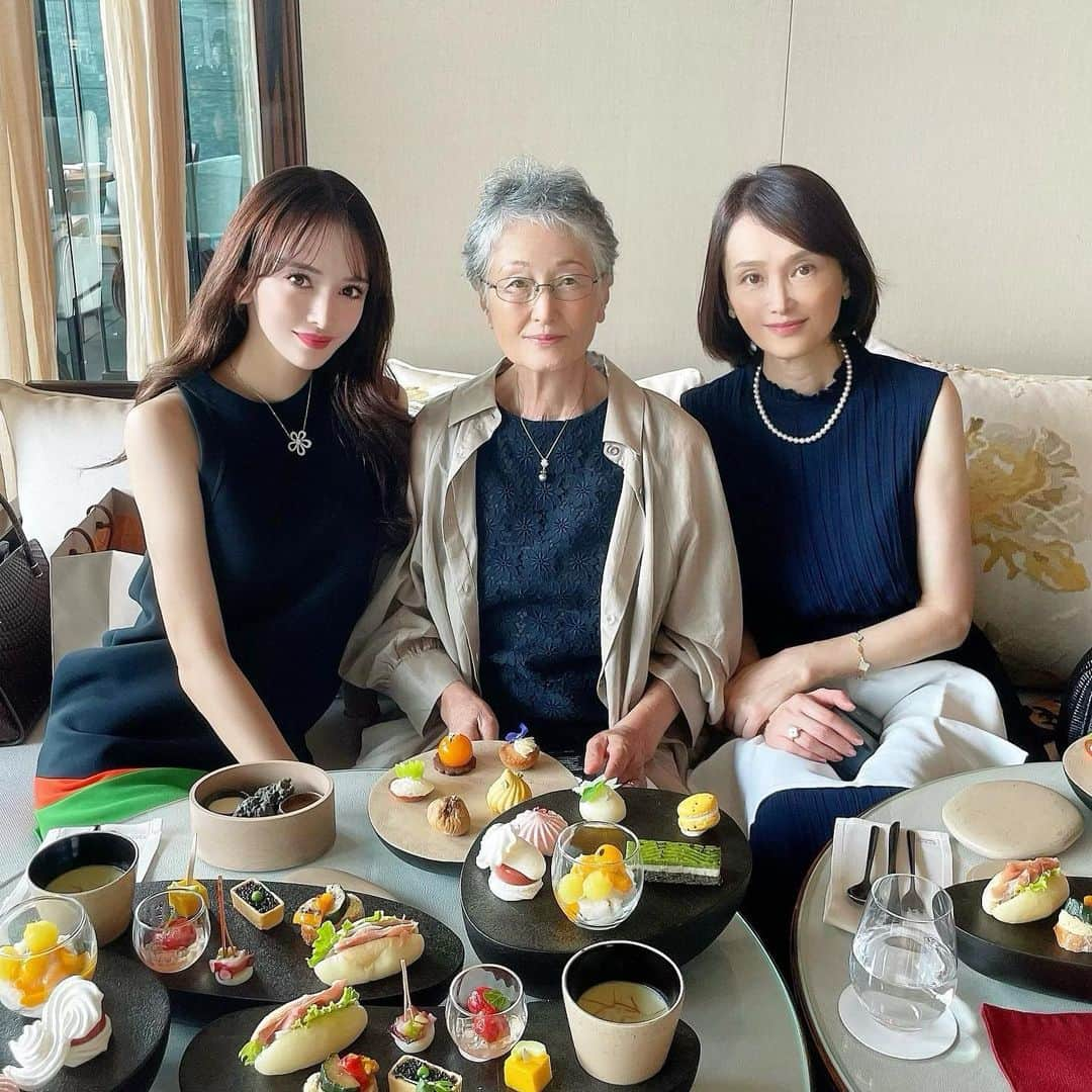 伊東亜梨沙のインスタグラム：「👵👩👧（おばあちゃん、ママ、私）でアフタヌーンティー🫖💕 . 女3人集まると世代が違っても永遠に話できる不思議♾️笑 . アフヌン、美味しいんだけど本当にしょっぱいのと甘いの半々にしてほしい🥹w . . #パレスホテル #afternoontea #アフタヌーンティー #家族」