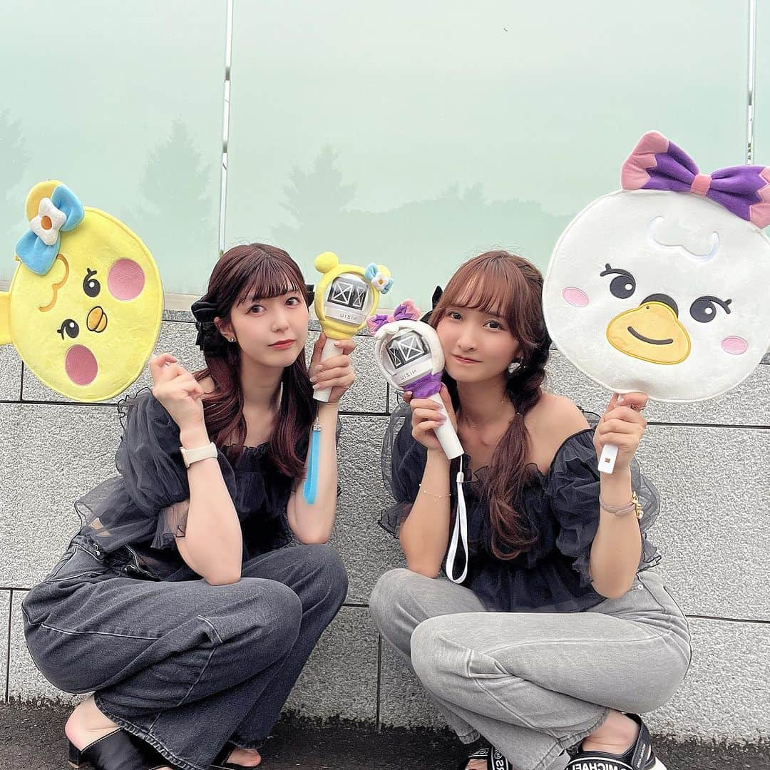 たんりいさんのインスタグラム写真 - (たんりいInstagram)「. . NiziU Live with U 2023 "ココ！夏 Fes." 🌻🫰💕✨ in 国立代々木競技場 🗼  無事、うちわをゲットした✨✨ このリオちゃんめちゃかわすぎる！🫶  入場までにめちゃくちゃ 写真撮って楽しんでた🫰💓💓 たのしかったなぁーーー🤩🤩  次は10月あるグループの ライブ行く約束したから楽しみ🫶  大好評だったヘアクリップは SHEINのリボンだよ〜っ！！🎀 @shein_japan  .  #SHEINadornlife #niziu_ココ夏fes #COCOnutFes #NiziU_tour #niziu_live_withu_2023 #niziuライブ #niziuグッズ #東京ドーム #ライブ参戦 #ライブ参戦服 #リオちゃん推し #推し活 #推し活グッズ #推しのいる生活 #たんりい推し活」7月7日 22時49分 - tanrii97