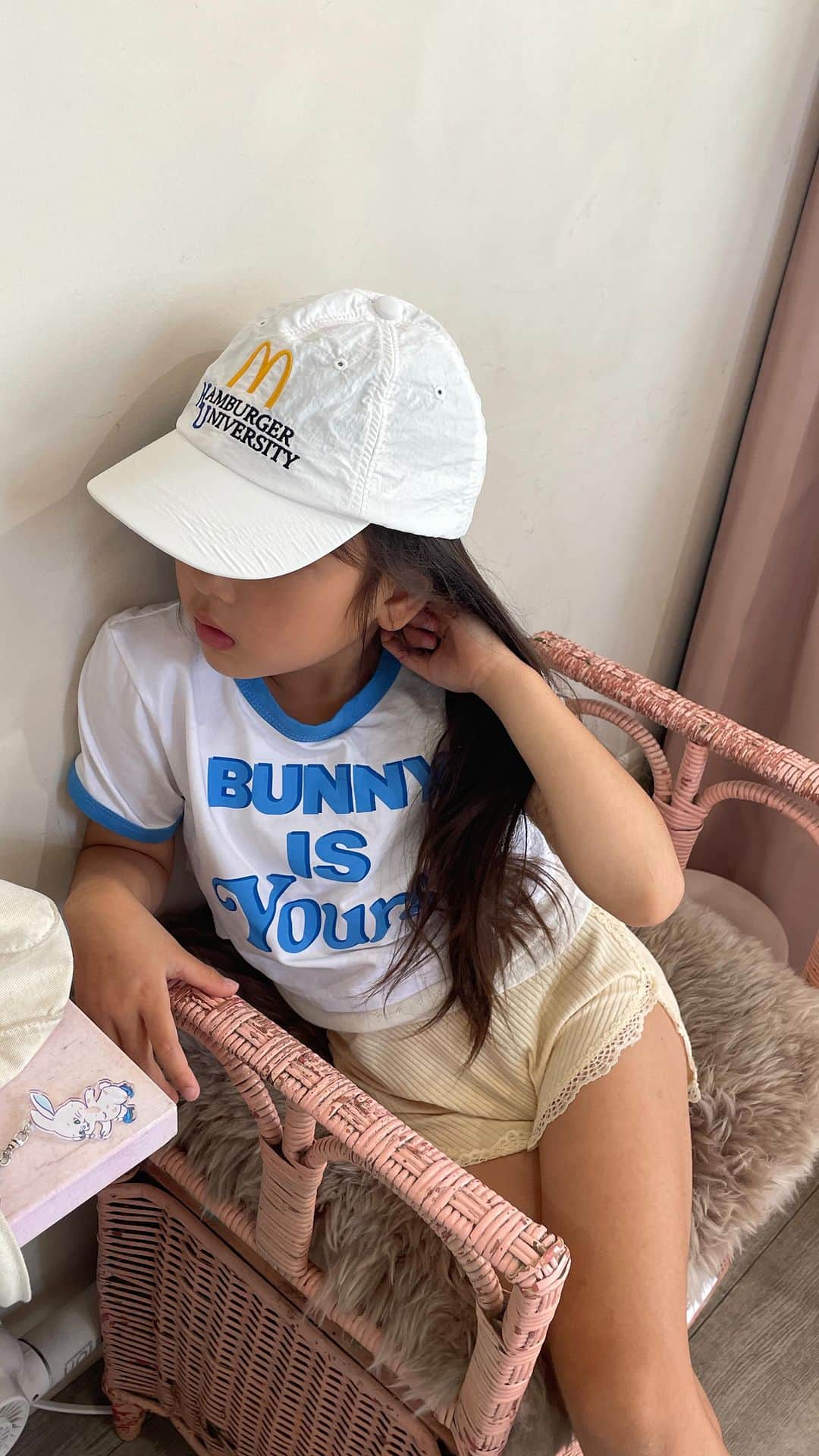 のインスタグラム：「ヘリンちゃんとお揃いのロングヘアにこだわって、ずっと髪を伸ばしていた娘。  細くて長い髪、寝癖の絡まりがほんとうにすごくてね.... ほどくのに毎朝途方に暮れるほど時間がかかり🫠 もうそろそろ切ってみようよと 交渉に交渉を重ねて、ようやくカットすることを承諾してくれました。  切ってもいいけどボブはいやだというので ある程度長さを残したまま、でも扱いやすい髪型に。 長さは5cmほどカット、全体的にすいて軽くして、顔まわりにレイヤーをたっぷり入れてもらいました ✂︎ ✧ ロングだけど 毛量を減らしたぶんお風呂上がりのドライヤーも乾きやすいし、絡まりも軽減されて快適ー🪮🤍 そしてキッズのレイヤーカットっておしゃれでいいね 娘自身もハニちゃんみたい ‧˚₊*̥(* ⁰̷̴͈꒳⁰̷̴͈ )‧˚₊*̥‬ と満足そうでよかったよかった (おしゃれの基準がNewJeans)  Bettieのみんなありがとう💕 キッズも可愛くカットできちゃう山ちゃん🎀 @yumiko__yamamoto  @bettie_tokyo  #5歳 #5歳女の子 #年長さん」