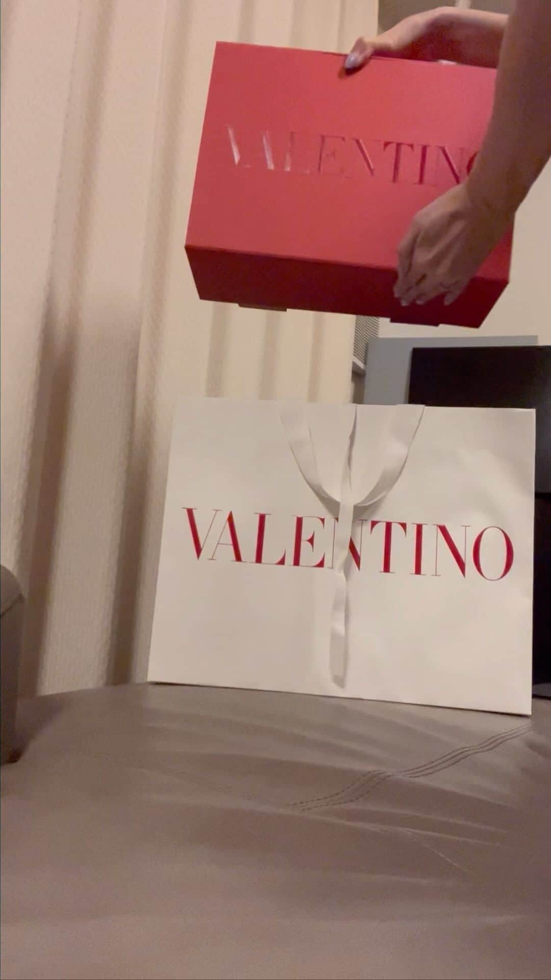 越野矢素子のインスタグラム：「お誕生日プレゼントをやっと開封しました😅 バレンティノが大好きだから嬉しい🥰 以前使ってたバレンティノの白いバックもかなり汚れてしまったけど、このバッグも汚れそう💦 大切に使わなくてわ🥹💙  thanks🥰」