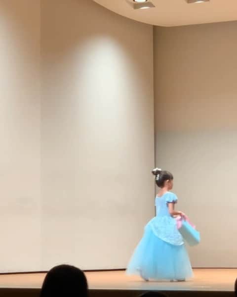 日高薫のインスタグラム：「私のビーニーくまちゃん🧸🩷😴🌙 娘ちゃんはじめてのピアノ発表会🎹の曲でした🥰  まだはじめて半年ちょっとで大ホールで緊張しないか心配してましたが、本番に強く音色もしっかりしていて楽しんでいました☺️💓  #ピアノ発表会 #私のビーニーくまちゃん #6歳女の子 #女の子ママ」