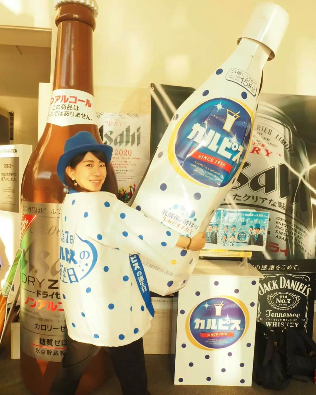 服部ひで子のインスタグラム：「吉本新喜劇座員総選挙👑開催中‼️  【 ７/７(金) 10日目】  本日、速報で途中経過が発表されました！  10日目にして、現在 絶賛ランク外です😂‼️笑  人気者が沢山いるので、ここからランクインするのは非常に至難の業ですが……だからこそ！！！！！入ったら面白い展開ですよね😂✌️✨  去年は、中間発表からほぼ変化のない展開だったので、今年は一波乱起こして面白くしたいです！笑 と言うことで、皆様 是非オラにチカラをください！！！  🌑カルピスヒデコ🌑 7/7はカルピスの日なんですって🌌🎋  ━━━━━━━━━━━━━━━━━━━━━━━ 🍀吉本座員総選挙2023🍀  ◆10/8(日)「吉本新喜劇まつり」の出演者を決める総選挙。  ◆上位２５名 ＋ 世代別じゃんけんの勝者５名。  ◆投票期間【6/28～8/13】  ◆１日１回投票可能。(座員３名を選出) ━━━━━━━━━━━━━━━━━━━━━━━ 投票ページ(吉本新喜劇座員総選挙ホームページ)へのアクセスは、ストーリーズにリンク貼っております💡  【 投票の方法 】 1️⃣よしもとチケットサイト   FANY IDへ登録(無料)。  2️⃣吉本新喜劇座員総選挙HPへアクセス   １日１回、座員３名を選んで投票。  #吉本新喜劇 #服部ひで子  #吉本新喜劇座員総選挙 #カルピス」