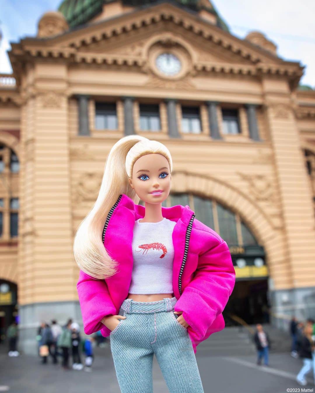 バービーさんのインスタグラム写真 - (バービーInstagram)「Morning from Melbs! Swipe for my travel reccos. ➡️   🎨 Hosier Lane Street Art  🚂 Flinders Street Railway Station  🍦 Sweets along the way!   @BarbieTheMovie #BarbieTheMovie #barbie #barbiestyle」7月7日 22時51分 - barbiestyle