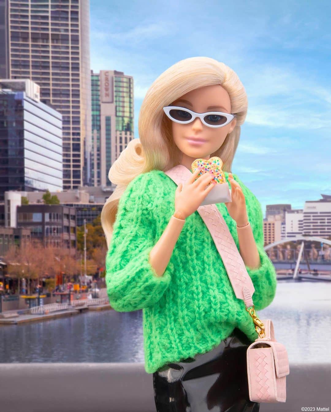 バービーさんのインスタグラム写真 - (バービーInstagram)「Morning from Melbs! Swipe for my travel reccos. ➡️   🎨 Hosier Lane Street Art  🚂 Flinders Street Railway Station  🍦 Sweets along the way!   @BarbieTheMovie #BarbieTheMovie #barbie #barbiestyle」7月7日 22時51分 - barbiestyle