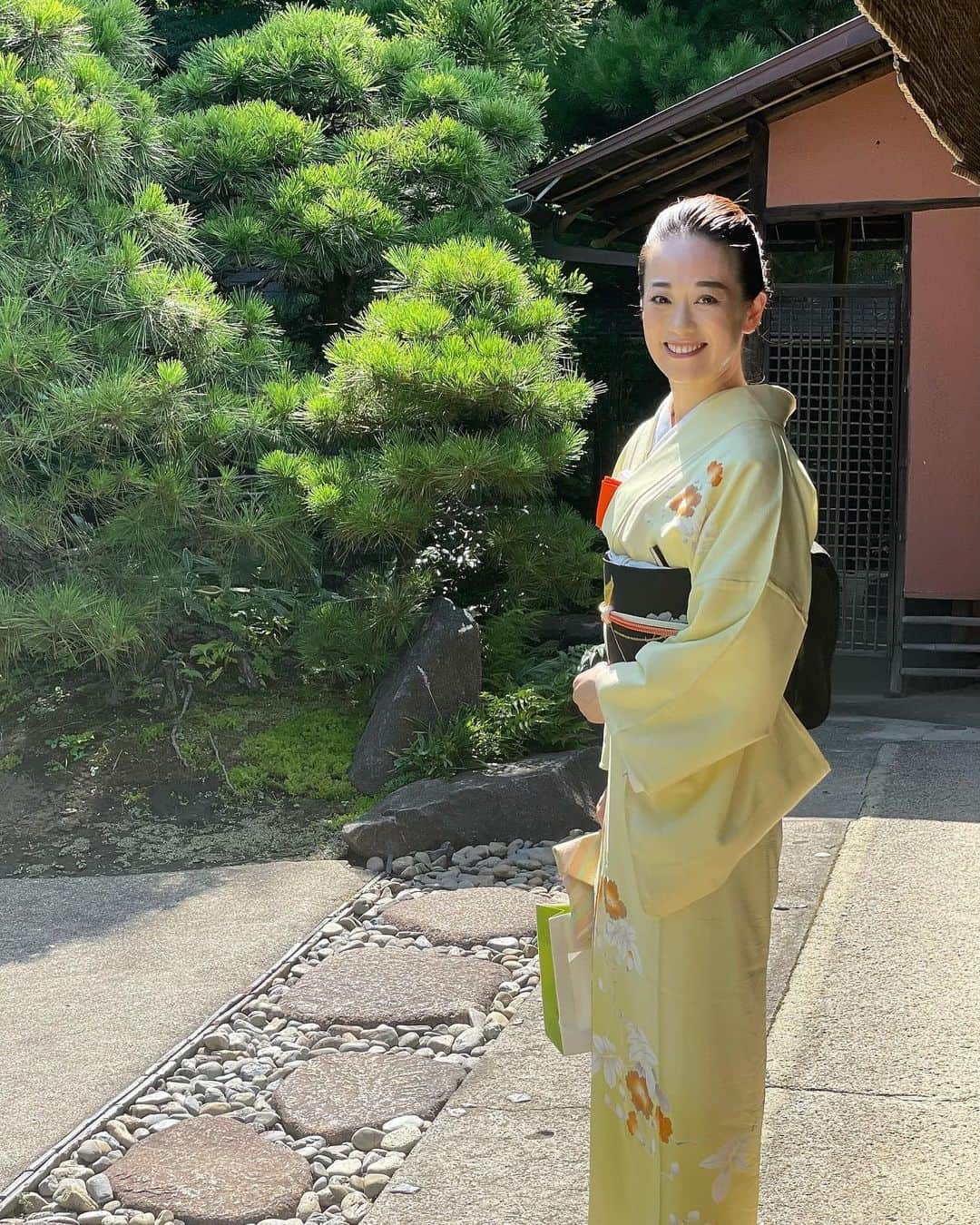 沢瀉美緒さんのインスタグラム写真 - (沢瀉美緒Instagram)「※ Summer kimono ✨ . 今日も今日とて黄色💛 . ピンクも好きだけど、黄色も好きみたいで 今はなき、北川さんのもの。 . ご一緒させていただいた皆さま 申し合わせたかのような色合わせで 私まで麗しい気分になりました✨ . 夏のお着物は見ていると本当に涼やかです😌 . おめでたいお席でしたので、 華やぎを添えて✨ . . #kimono #kimonomio #和服 #着物 #和装 #絽」7月7日 22時54分 - mio_omodaka