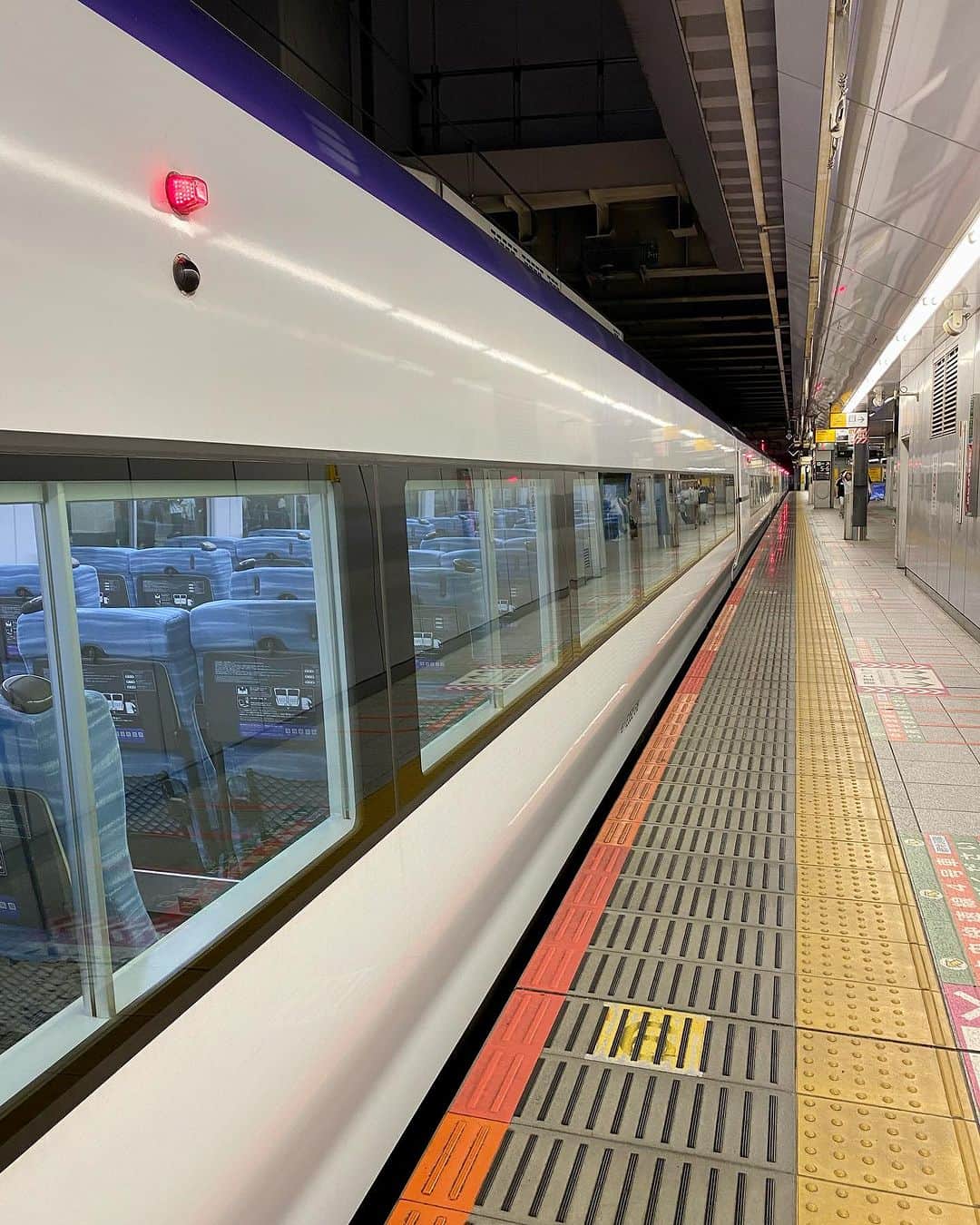 堀江淳のインスタグラム：「久しぶりに｢あずさ」に乗ったら…2号とは程遠い｢あずさ60号」だった！ #特急あずさ #あずさ2号」