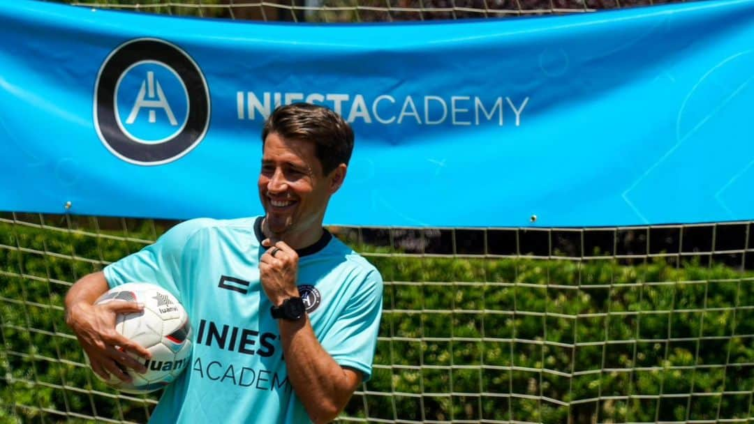 ボージャン・クルキッチのインスタグラム：「Sempre és un plaer compartir la meva experiència amb els més joves. Avui, a l’International Summer Camp d’@iniestacademy a Llívia. L’aprenentatge és mutu 🗣️⚽  Siempre es un placer compartir mi experiencia con los más jóvenes. Hoy, en el International Summer Camp de @iniestacademy en Llívia. El aprendizaje es mutuo 🗣️⚽」