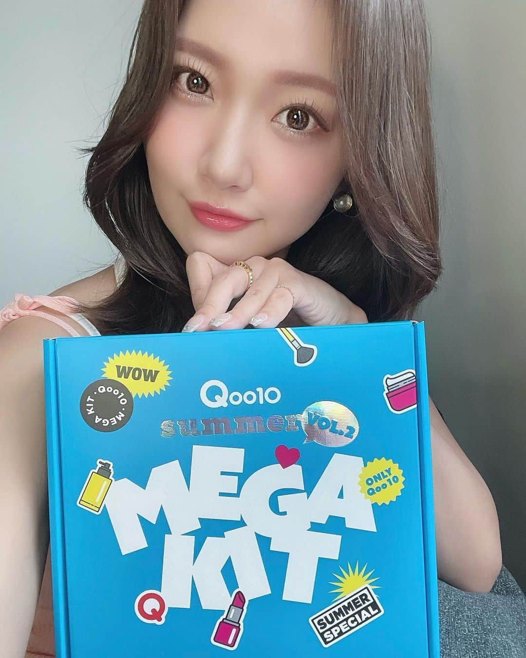 いっちゃん/嶋津 いつみのインスタグラム：「Qoo10のMEGAKIT vol.2 が出たので 大人気の韓国コスメをお試しさせてもらったよー✌🏻❤️  内容詳しくはリンクから見れるよ🤭  https://www.qoo10.jp/gmkt.inc/Special/Special.aspx?sid=258775  ちょうど美容液がなくなって 次何にしよっかなー？って思ってたとこだったから numbuzinとAnuaの美容液どっちも使ってみてるけど、どっちも気に入ったからリピするつもり🥰  ちなみに今Qoo10は20%メガポキャンペーン開催中!! 今日の23:59までやから 今ならまだギリギリ間に合うよ🥺‼︎ メガタグ🏷️のついてる商品購入で 購入金額の20%のポイントが還元されちゃう💓  急いでーーー🙇‍♂️  #Qoo10MegaKit #Qoo10 #メガポ  #qoo10メガ割  #いっちゃん #関西 #関西モデル  #関西フリーモデル #フリーモデル　 #ブライダルモデル #ウェディングモデル #着物モデル #フリーランスモデル #看護師 #ナース #nurse #pr」