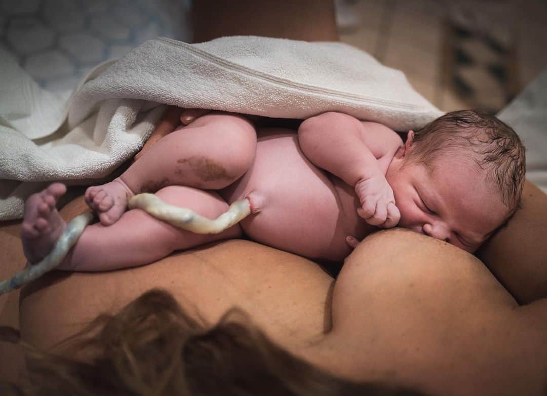 レイチェル・ブレイセンのインスタグラム：「a love that never leaves   The story of Finn’s freebirth is out on the pod now🥹 Search From The Heart wherever you get your podcasts if you want to listen🩷 @fromtheheartpodcast   #freebirth #birthstory #birth #motherhood #homebirth」