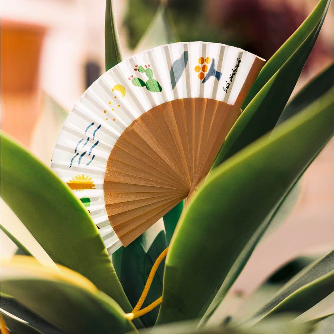 ディプティックのインスタグラム：「With hot summer days… …comes the urge to fan ourselves cool. Decorated by Eric Winkowski, our limited-edition fan comes with two small bottles of the eau de toilette Ilio. Like a light breeze, within easy reach.  #Diptyque #SummerCollection #SummerEssentials @erik.winkowski」