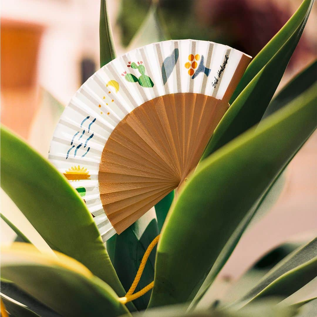 ディプティックさんのインスタグラム写真 - (ディプティックInstagram)「With hot summer days… …comes the urge to fan ourselves cool. Decorated by Eric Winkowski, our limited-edition fan comes with two small bottles of the eau de toilette Ilio. Like a light breeze, within easy reach.  #Diptyque #SummerCollection #SummerEssentials @erik.winkowski」7月7日 23時00分 - diptyque