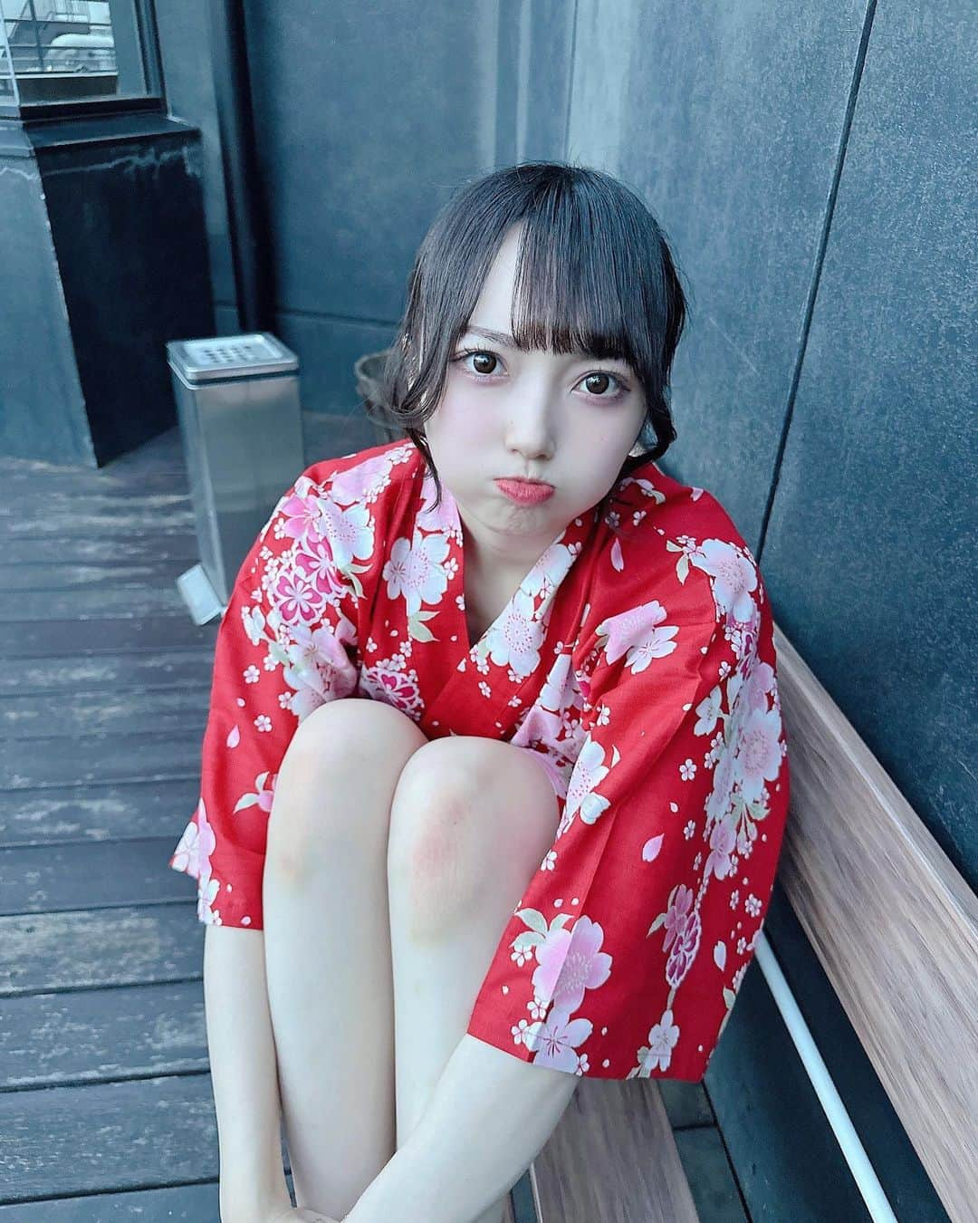 仁科茉彩のインスタグラム：「人生で初めての甚平！！！  赤色にしてみたよーーー  今日は七夕の日だね！🎋  みんな何お願いごとしたーー？？  私のお願い事は秘密！（だるい）  本当に居酒屋キャッチの雰囲気でてるなあ…（笑）   #甚平  #夏  #浴衣  #浴衣女子  #浴 衣ヘア  #お団子ヘア  #お祭り  #いいね返し  #yukata  #ootd  #ootdfashion  #follow  #followforfollowback  #followme  #photography  #photooftheday  #like  #love  #likesforlike  #instagood  #instadaily  #instapic  #goodportraitworld  #girl  #japan  #selfie  #outfit  #七夕」