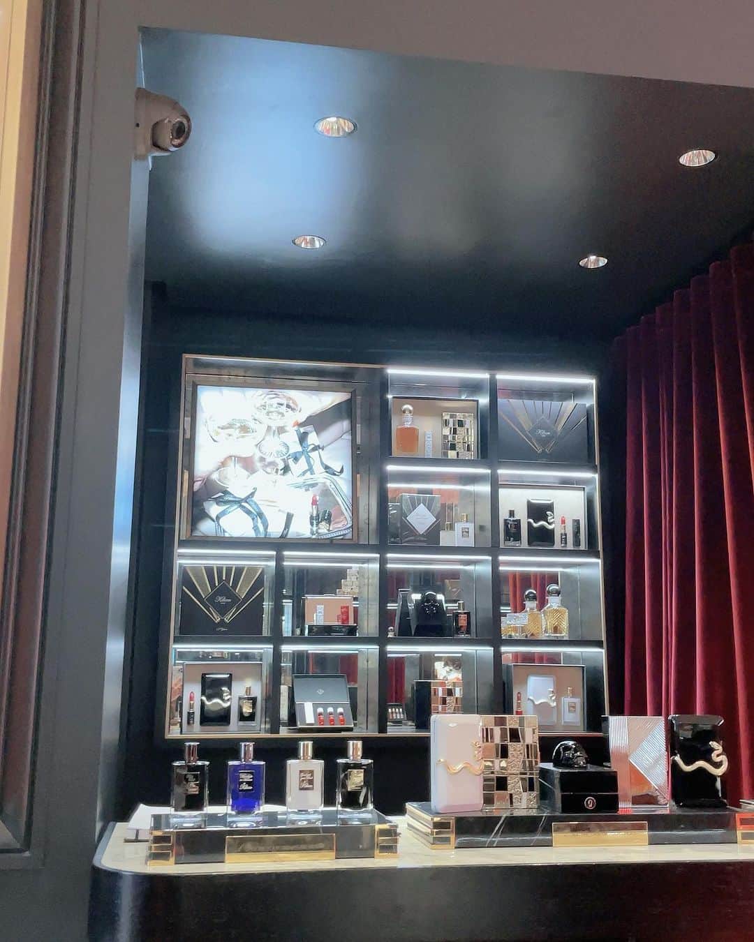 NAOMIのインスタグラム：「Rue CAMBONにある 香水専門店"Kilian"へ。  Barみたいな香水屋さん、素敵でした✨  🍾 🍸 🫙  #kilian #rue_cambon_paris #綺麗✨」