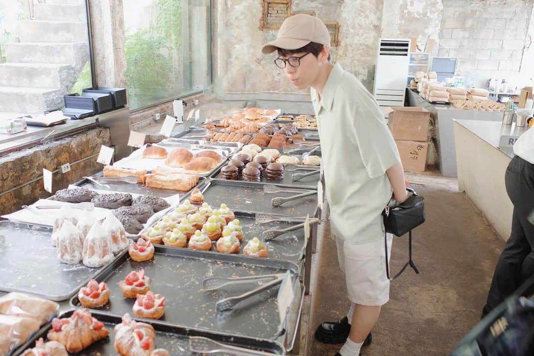 三上大進さんのインスタグラム写真 - (三上大進Instagram)「いまソウルで1番勢いのある聖水(ソンス)は、 元々工場地帯だった場所を現代風に建て替えた リノベーションエリア。 ⁡ そんな "ソウルのブルックリン" とも呼ばれる聖水エリアを象徴するカフェの一つがここ、 【cafe onion】です。 ⁡ いまや韓国内に4号店まである人気カフェで、  不動の人気を誇るのが聖水にある1号店。 ⁡ 店内の木漏れ日あふれる眩しげな雰囲気に、 ズラッとてんこ盛りに並ぶ焼きたてのパン。 ⁡ なんだかとっても景気が良くて、 背伸びしない空間は居心地が良い。 ⁡ 有名どころだしベタかもしれないけど、 韓国に行くたび訪れるお気に入りの場所です。 ⁡ ソンス駅から徒歩2分と電車アクセスも良く、 平日は朝は8時から空いています🕗 ⁡ ホテル朝食に疲れたとき、1人でフラッと立ち寄るのにも、気兼ねなくてオススメです。  ⁡飲み物はミルクティーが人気ですが、 味付けは強めなスイート仕上げ...！ もし甘いペイストリーに合わせるならば、 onionオリジナルコーヒーをどうぞ☕️(スッ ⁡ ⁡ /  韓国行かれる予定のある方は ぜひ保存しておいてね💡 \ ⁡ 📍서울특별시 성동구 성수동2가 277-135)  🚕서울특별시 성동구 아차산로9길 8  🚃聖水駅 2番出口 ⁡ ⁡ ──────────────── #韓国旅行 #韓国カフェ #聖水 #聖水洞 #聖水カフェ #聖水洞カフェ #cafeonion」7月7日 23時12分 - daaai_chan