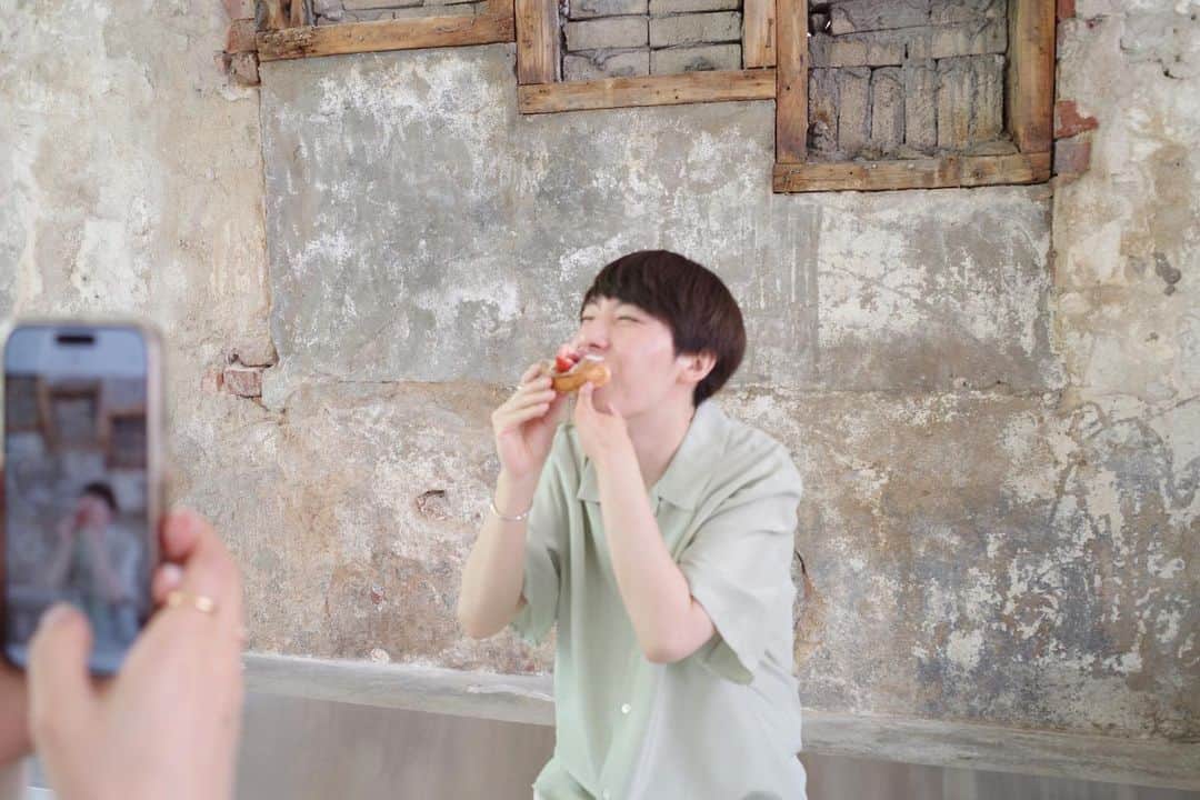 三上大進さんのインスタグラム写真 - (三上大進Instagram)「いまソウルで1番勢いのある聖水(ソンス)は、 元々工場地帯だった場所を現代風に建て替えた リノベーションエリア。 ⁡ そんな "ソウルのブルックリン" とも呼ばれる聖水エリアを象徴するカフェの一つがここ、 【cafe onion】です。 ⁡ いまや韓国内に4号店まである人気カフェで、  不動の人気を誇るのが聖水にある1号店。 ⁡ 店内の木漏れ日あふれる眩しげな雰囲気に、 ズラッとてんこ盛りに並ぶ焼きたてのパン。 ⁡ なんだかとっても景気が良くて、 背伸びしない空間は居心地が良い。 ⁡ 有名どころだしベタかもしれないけど、 韓国に行くたび訪れるお気に入りの場所です。 ⁡ ソンス駅から徒歩2分と電車アクセスも良く、 平日は朝は8時から空いています🕗 ⁡ ホテル朝食に疲れたとき、1人でフラッと立ち寄るのにも、気兼ねなくてオススメです。  ⁡飲み物はミルクティーが人気ですが、 味付けは強めなスイート仕上げ...！ もし甘いペイストリーに合わせるならば、 onionオリジナルコーヒーをどうぞ☕️(スッ ⁡ ⁡ /  韓国行かれる予定のある方は ぜひ保存しておいてね💡 \ ⁡ 📍서울특별시 성동구 성수동2가 277-135)  🚕서울특별시 성동구 아차산로9길 8  🚃聖水駅 2番出口 ⁡ ⁡ ──────────────── #韓国旅行 #韓国カフェ #聖水 #聖水洞 #聖水カフェ #聖水洞カフェ #cafeonion」7月7日 23時12分 - daaai_chan