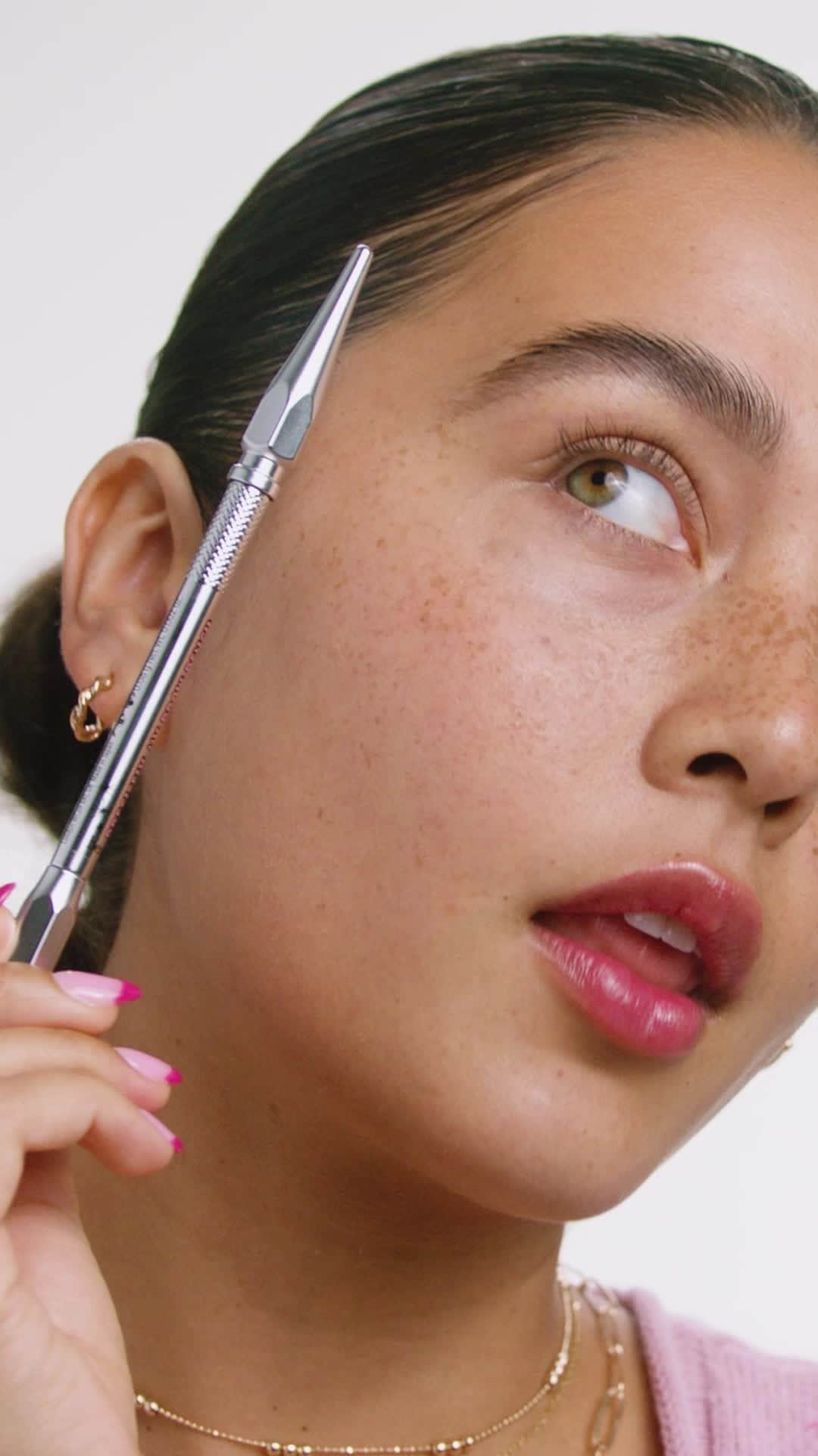 Benefit Cosmeticsのインスタグラム：「Brow pencil bliss 💗 Sale ends tonight! Get 40% OFF Precisely, My Brow Pencil ‼️ ⁠ ⁠ ✏️ Natural-looking, hair-like strokes⁠ ✏️ Twist-up, non-sharpen tip⁠ ✏️ Available in 12 shades⁠ ⁠ Use code 'PRECISEBROWS⁠' at checkout!」