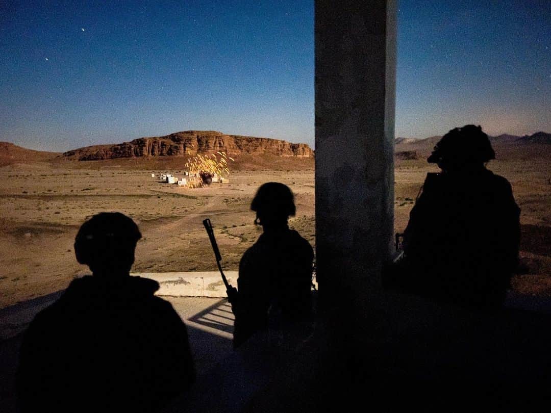 のインスタグラム：「Surveil and Aquire   📍 Central Command (July 7, 2023)  #Marines with @1stMARDIV observe night platoon attacks during Intrepid Maven 23.4.  #IntrepidMaven is a bilateral exercise between U.S. Marine Corps Forces, Central Command, and Jordanian Armed Forces designed to improve interoperability, strengthen partner-nation relationships in the @USCENTCOM area of responsibility, and improve both individual and bilateral unit readiness.  📷 (U.S. Marine Corps photo by Staff Sgt. Victor Mancilla)   #USMC #MarineCombatArms」