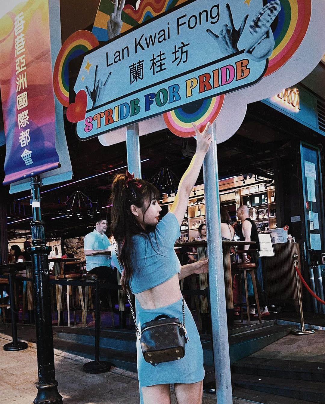 琳妲さんのインスタグラム写真 - (琳妲Instagram)「夜香港🇭🇰蘭桂坊  在蘭桂坊街頭走一走  隨意進了一家ℬ𝒶𝓇 真的很𝗖𝗵𝗶𝗹𝗹🍷  #蘭桂坊 #香港 #香港旅遊 #旅遊妲人」7月7日 23時17分 - linda831212