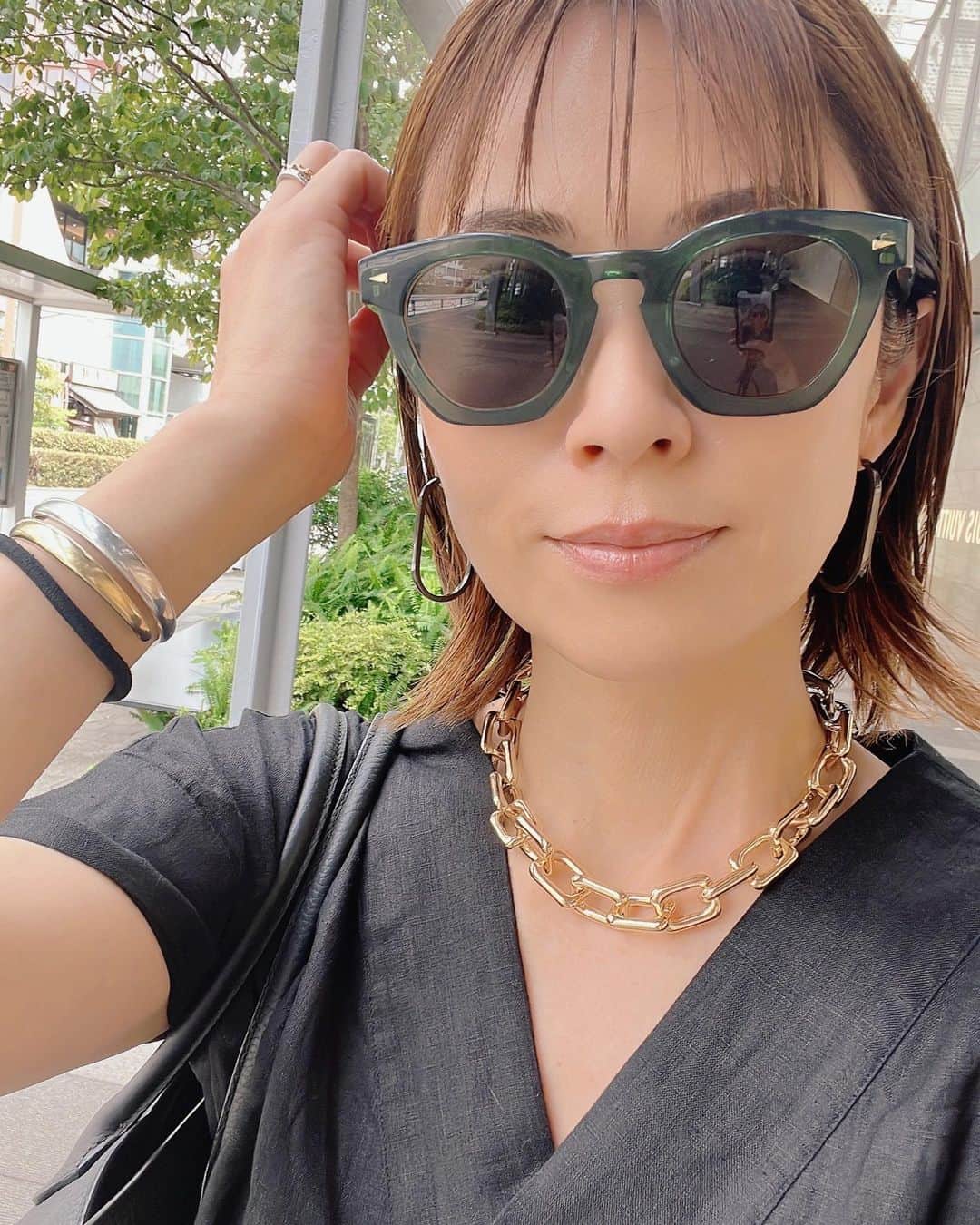 畑野ひろ子のインスタグラム：「愛用中の　@ahlem のサングラス🕶️ レンズのカラーをチェンジしてみました。 わかりづらいけど、以前はグレーのレンズでしたが、今回はフレームのグリーンに合わせて、少し目が透けて見えるくらいのグリーンレンズに。 フレームが同じでも、雰囲気も変わって新鮮です✨🕶️」