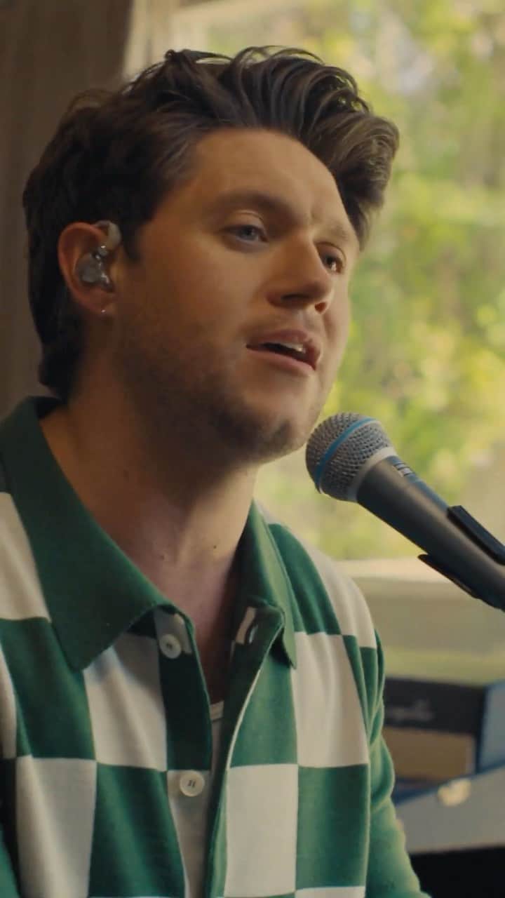 Vevoのインスタグラム：「“Hold tight, get ready for the ride,” and check out @niallhoran’s live performance of his album’s title track “The Show” for Vevo Extended Play. ⠀⠀⠀⠀⠀⠀⠀⠀⠀ ▶️ [Link in bio] #NiallHoran」