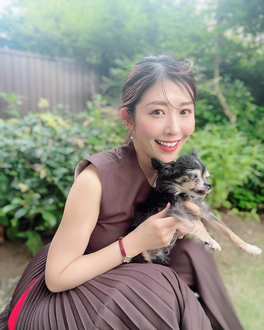 千代田唯のインスタグラム：「今日は七夕🎋ですね⭐️ 我が家のアイドル🐶マロンが今日で17歳になりました〜‼︎🍰 いつも可愛くて癒してくれてありがとう💓  最近は寝ていることが多いけど ご飯のときはエネルギー100%でびっくりするくらい元気です‼︎🫣笑  食べることが大好きなマロン たくさん食べて長生きしてね🥰💕  #チワワ#いぬのいる生活#わんこ #わんこ好き#犬派だけど猫も好き #おうち時間#お誕生日おめでとう  #happybirthday#family」