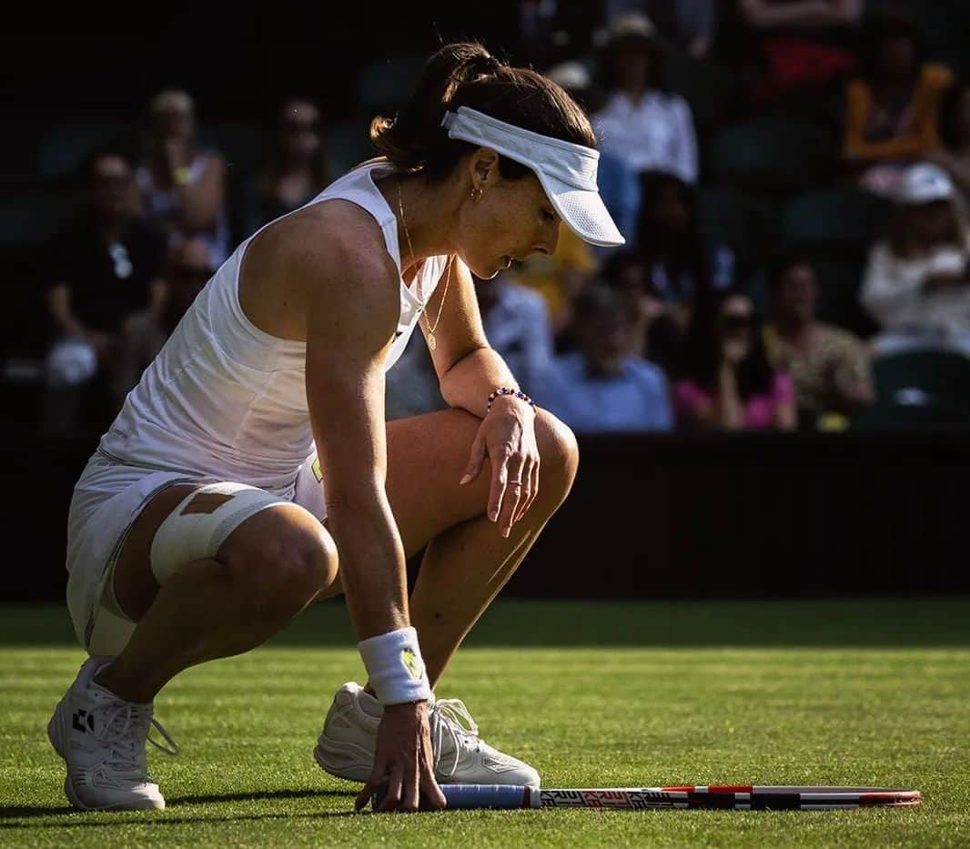 アリーゼ・コルネさんのインスタグラム写真 - (アリーゼ・コルネInstagram)「Not the way I wanted to end my @wimbledon 🤕🚑, but congratulations to Elena for being such an amazing player 👏  I was so honored to play once more on this beautiful Centre Court... 🙏  The first exams show a sprain of the medial colleteral ligament of my knee that occured when I fell.   Thank you so much for all the messages of love and support that I received since last night. I'll keep you posted ❤️  @pgim @gomarkets @emirates #flybetter」7月7日 23時31分 - alizecornet