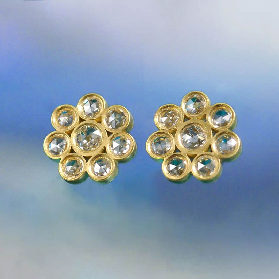 ミーアンドローさんのインスタグラム写真 - (ミーアンドローInstagram)「Flowers are a timeless representation of nature, symbolizing growth, love, and femininity. These 18K gold rose cut diamond flower earrings are the definition of natural beauty.」7月7日 23時36分 - meandrojewelry