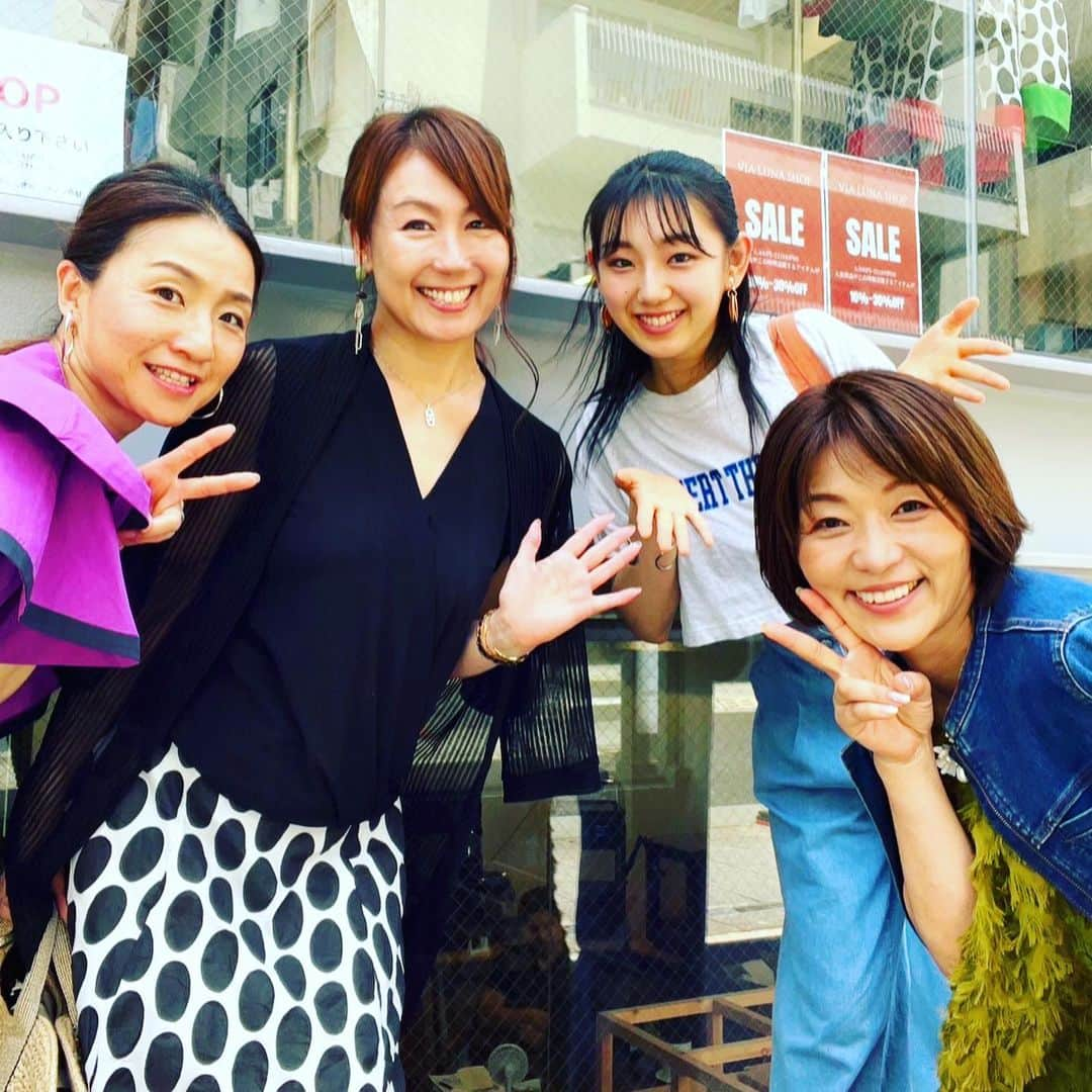 小林万希子さんのインスタグラム写真 - (小林万希子Instagram)「・  七夕の今日🎋 @via.luna.yoko のサマーセールがスタート！  期間中行けるのが今日でちょうど娘も行けたので もちろんサマーセール一番乗り❗️👍☀️  相変わらず可愛いアイテムが勢揃いで〜❤️  他にはないちょっとこだわりのあるディテールが いいですよね💓  試着はもっぱら娘ちゃんの役目で🤣笑 結構早くにお気に入りをGETしましたー👍✨✨  この夏も @via.luna.yoko の洋服で存分に 楽しませていただきます👗✨✨  ようよう期間中大忙しだけど！頑張ってね👍🌸 素敵なコーディネートありがとう〜💓  セール期間は7日〜10日12日 かなりお得にGETできますので早いもの勝ちですよ〜💕  ビックリしたのが、4月のオープンに贈った胡蝶蘭が まだ咲いてた！🤣🤣  @via.luna.yoko サロン空間の「氣」がいいんだね〜✨✨  実はサロンに行くまでに 朝イチモーニングで北野を満喫してきました❤️  やっぱりいいね！ 神戸北野✨  via.lunaのおかげで 北野まで楽しめるのは嬉しい💓  その様子はまた後日〜😆☕️✨  @via.luna.yoko  #サマーセール  #サマーセール開催中  #可愛いアイテムがいっぱい  #今回もいいものゲット出来た✨」7月7日 23時43分 - macky1218