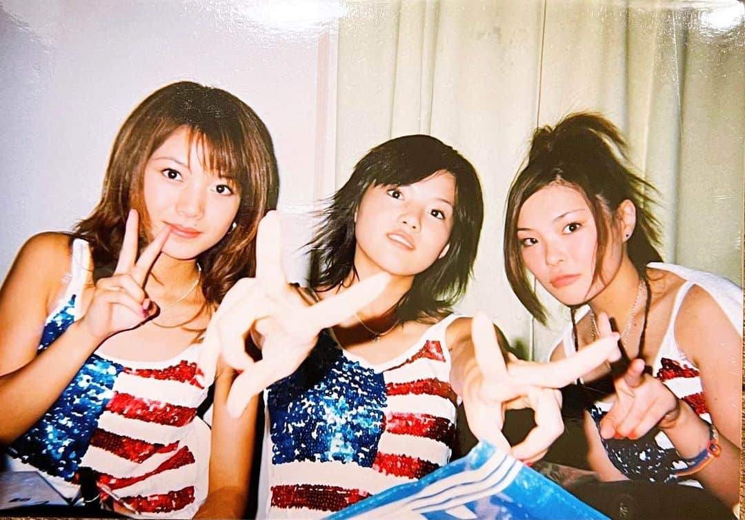 Erieのインスタグラム：「7/7🎋  21年目だ🫶🏻  1枚目は一生の宝物。 先輩に挟まれて若干態度デカい14歳。 気持ちが大きくなってますね。 いつまでもこの時のように初心を忘れずにいたいものです。  最後の写真怒られませんように🤫」