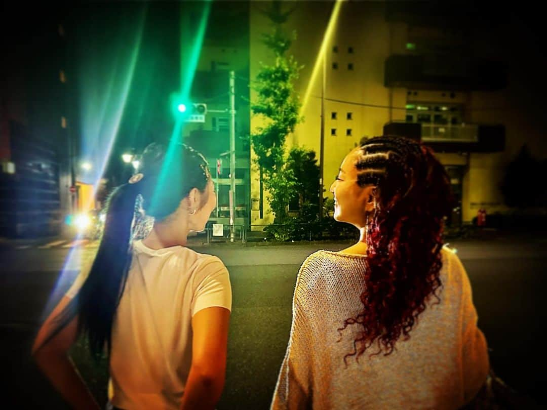 三船美佳さんのインスタグラム写真 - (三船美佳Instagram)「🤍 Renonと私の 特別な日の締めくくりは🌟  はい😍 落ち着く〜😮‍💨✨  やっぱり私のプライベートでは この髪型なんだなぁ🥰 #thisisme#本来の姿  あぁ〜 落ち着くぅ〜🥹 （何回ゆーねん🤣☜嬉しがりw） だって何年振り？！  次のお仕事までの 短い間だけだけど🥹  #braids #cornrows #ブレイズ /#コーンロー のgod hand🤲✨  ふぅ〜 息ができる😌  許された時間は一瞬だったけど その時間内に仕上げてくれる 天才 @ericok2   @chanelofficial のショーを終えた話とかも聞きながら 編んでくれてる間は 激ウマ愛情たっぷり タンパク質たっぷりご飯まで🤤 #心友#心友Jr.#心友犬🐕 いつもありがとう💜  Renonもありがとう ゆーてますー🍋  #パパ#ジィジ#バァバ #おチビちゃんをありがとうございます💓 #お陰様でRenonとの久しぶりの2人時間もゆっくり充実して過ごせました😊」7月7日 23時48分 - mikamifune_official