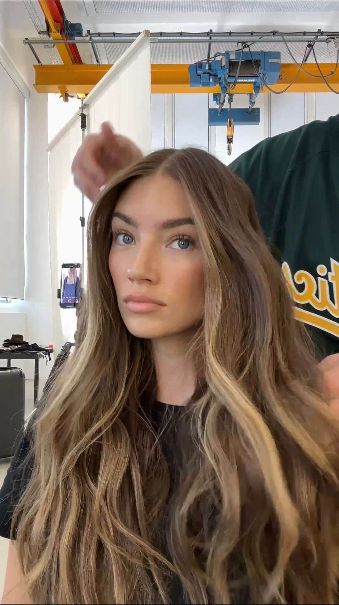 ロレーナ・ラエのインスタグラム：「Super natural @raere campaign glam by @benjamin_becher 🫶🏼 had the most productive week with the best team shooting our new RÆRE campaign - coming very soon 🥹🩶」