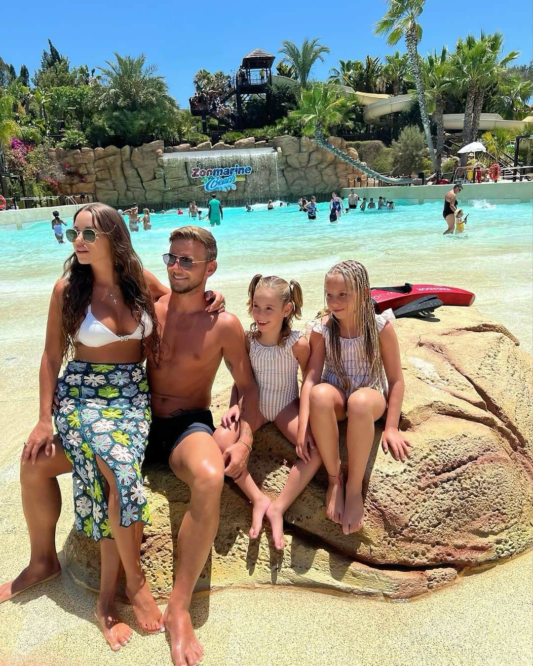 イヴァン・ラキティッチのインスタグラム：「No hay nada más bonito que pasar tiempo en familia.❤️👨‍👩‍👧‍👧 @zoomarine_algarve_oficial   #lafamiliaunidajamásserávencida #zoomarinealgarve #waterpark」