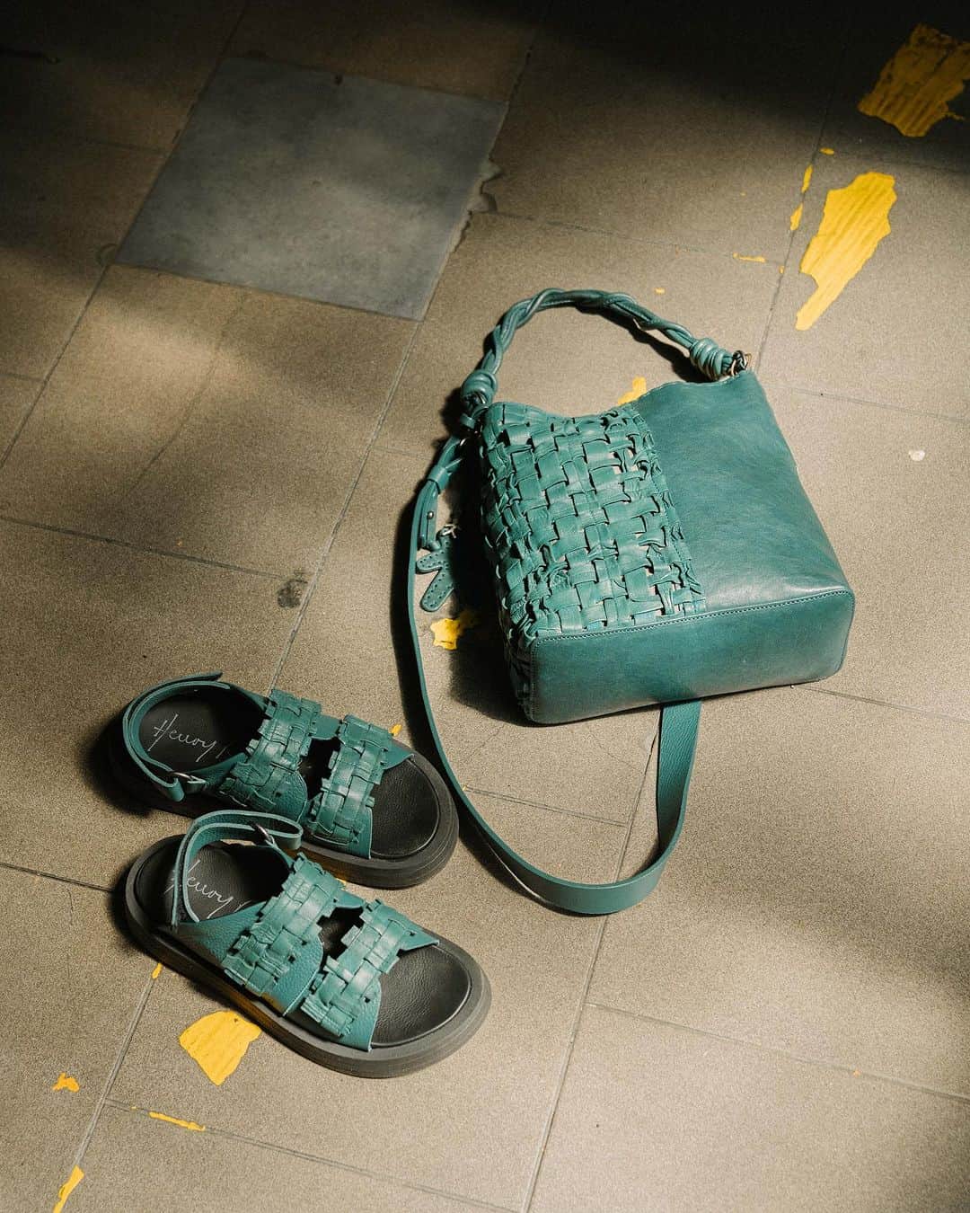 のインスタグラム：「Intreccio cesta is waiting for you..  Tap the link in bio for more   #henrybeguelin #springsummer #teal」