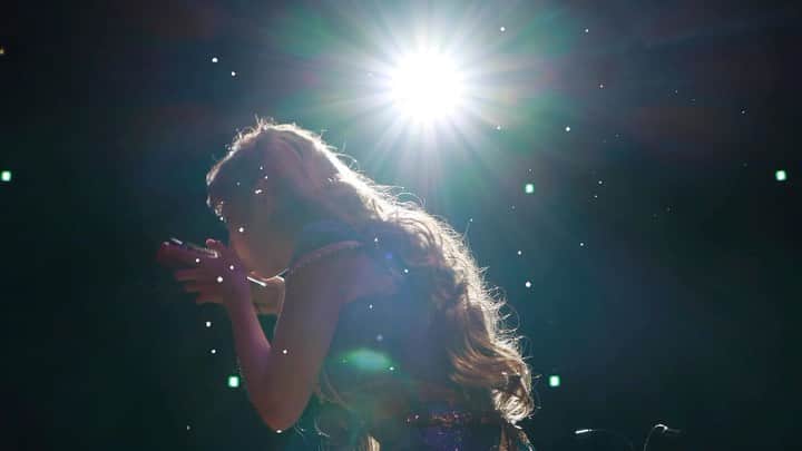 サラ・オレインのインスタグラム：「#七夕の願い事 まだ、ギリギリ間に合うよね？🌌  サラの星に願いを🎋 🙏  My wish upon a star..  LIVE at The Symphony Hall Osaka 5th July 2023 🌟Sarah Àlainn 2023 Tour “Time to Say Goodbye 〜Sayonara”  Sarah Àlainn (Kalimba/Vocals/Arrangement)  ザ・シンフォニーホール (大阪） 2023年７月５日 🌟サラ・オレイン 2023ツアー「Time to Say Goodbye 〜Sayonara」  サラ・オレイン（カリンバ/ヴォーカル/アレンジ） _______   #七夕 #disney #Disney100 #ディズニー #whenyouwishuponastar #kalimba #hologram #microcosm #SarahÀlainn #サラオレイン #カリンバ　  Effects @hologram_electronics Carpe Diem Tiger Scarf designed by @julia_madoka_art」