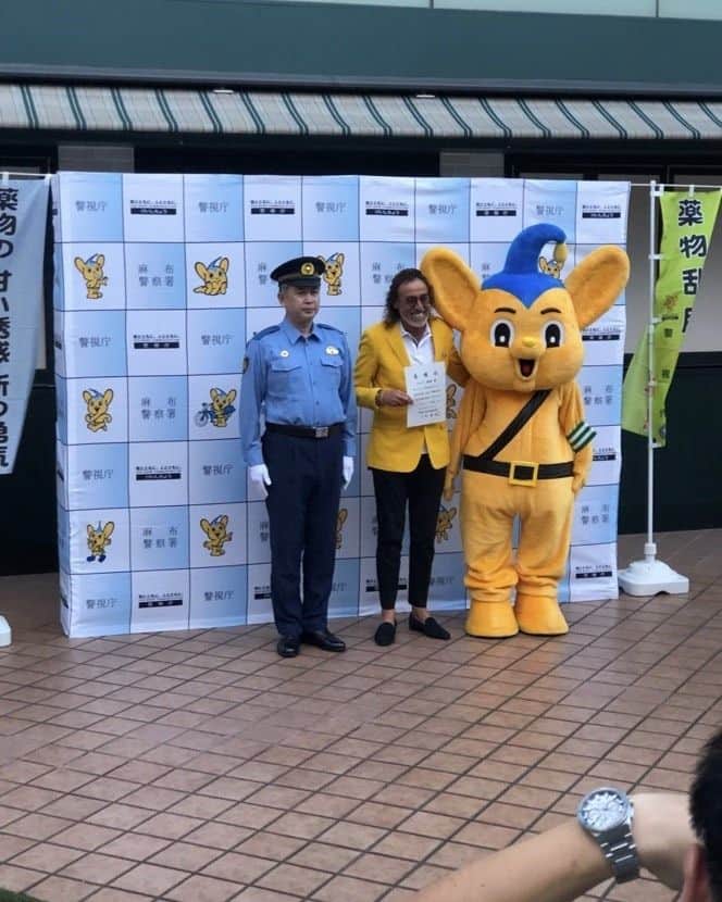 ラモス瑠偉のインスタグラム：「昨日麻布警察より"薬物犯罪のない安全安心な街.六本木" "違法薬物撲滅.安全安心アンバサダー"に任命された事に光栄です。私も46年間六本木に通い愛してる街なのでこれからも安全安心な街で日本人のみならず海外からの旅行者の方にも楽しんでもらい好きになってもっと海外にいい街だと広めてもらいたいです Ontem Eu fui nomeado embaixador de Hoppong um bairro muito tradicional de Tokyo.lutando contra as trocas e outros males.para se tornar um bairro onde você pode ter segurança e tranquilidade para curtir esse bairro maravilhoso onde há 46 anos desfruto de muito lazer.não só para nós japoneses como também os turistas poção ter um ótima hospedagem  tendo uma boa impressão e divulgando em a ótima impressão que tiveram do Japão 🇯🇵 e também de Hoppong.vamos pra luta.e que Deus nos de forças para mas essa batalha.abraço 🫡👮‍♀️🇯🇵⚽️」