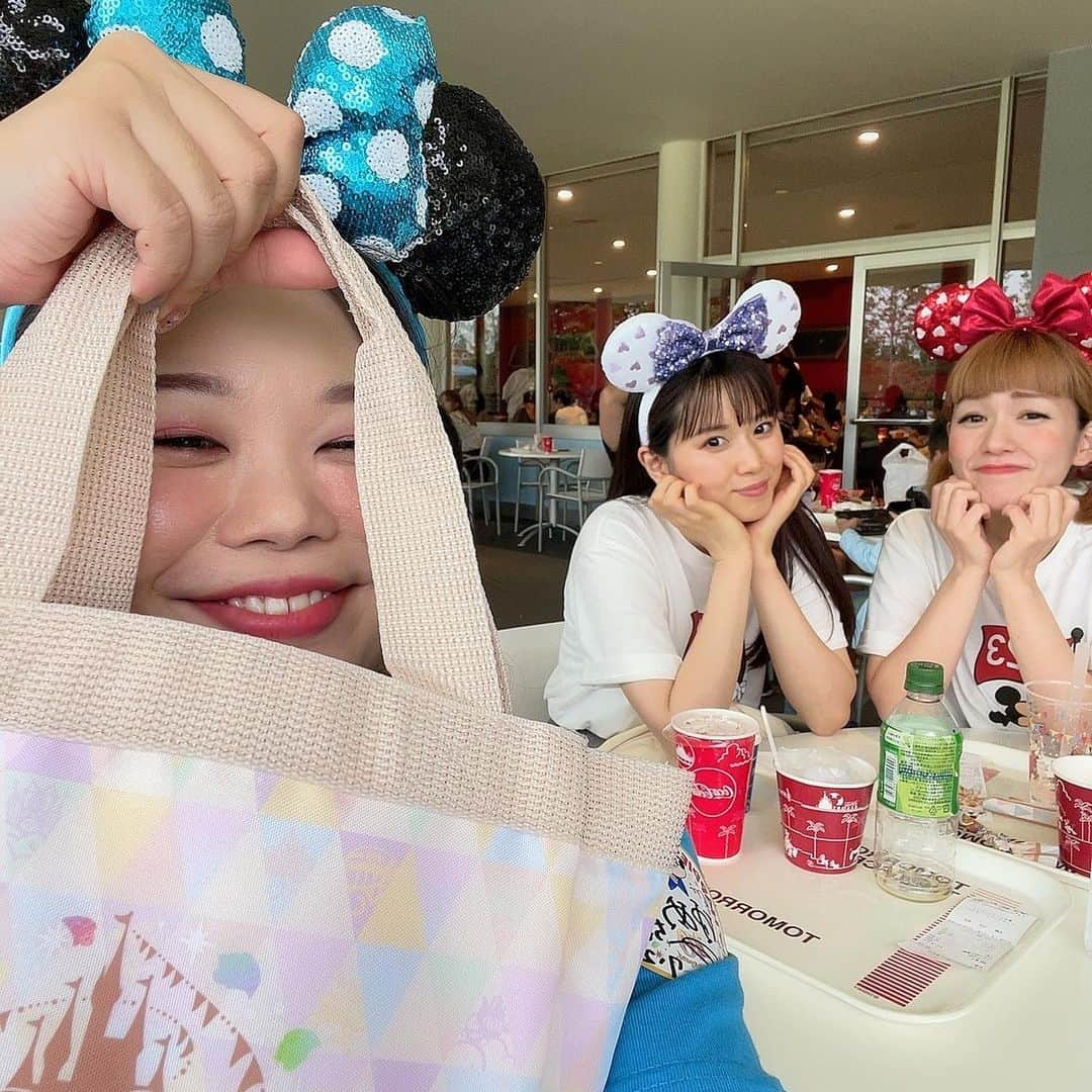 ゆめちゃんさんのインスタグラム写真 - (ゆめちゃんInstagram)「きったんと河邑ミクちゃんがお誕生日ディズニーに連れて行ってくれました❕💙🩵💙🩵2人ともありがとう！最高の日🥹🩷🩷🩷 . . この日は本当に運が良すぎでインしたらすぐ大好きドナちゃんと遭遇して 写真撮れた💙ミトミもミニーちゃんも行けたしグリーティング満足DAY！！！ フック船長もミスタースミーとも撮れたよー！あとは大好きなメリーポピンズとも遭遇❕最高の日でした🥰🫶🏻🌂☕🌷️🤍 フォレストシアターも抽選当たってハーモニーインカラーもトゥモローランドテラスで雨に濡れることなく見れたー🥹🫶🏻☔️ しかもカッパバージョンだったのでレアすぎたよー！！✨😆😆😆 最高すぎるバースデーディズニー❕🫶🏻💖💖💖 アトラクションも満遍なく乗れて、のんびりディズニーできました😆 本当いるだけで幸せになれる💙💙💙 . . . #ディズニーランド #バースデーディズニー #ディズニーコーデ #ブルーコーデ #誕生日 #7月2日 #夏生まれ #ディズニー行ったのは #7月5日 #誕生日すぐに行けて #幸せすぎた #最高ディズニー #ずっと #かみっきー  #きったん #河邑ミク #ゆめちゃん #歌うま三姉妹 #仲子 #芸人 #シカゴの女」7月7日 23時52分 - yumechan__1993