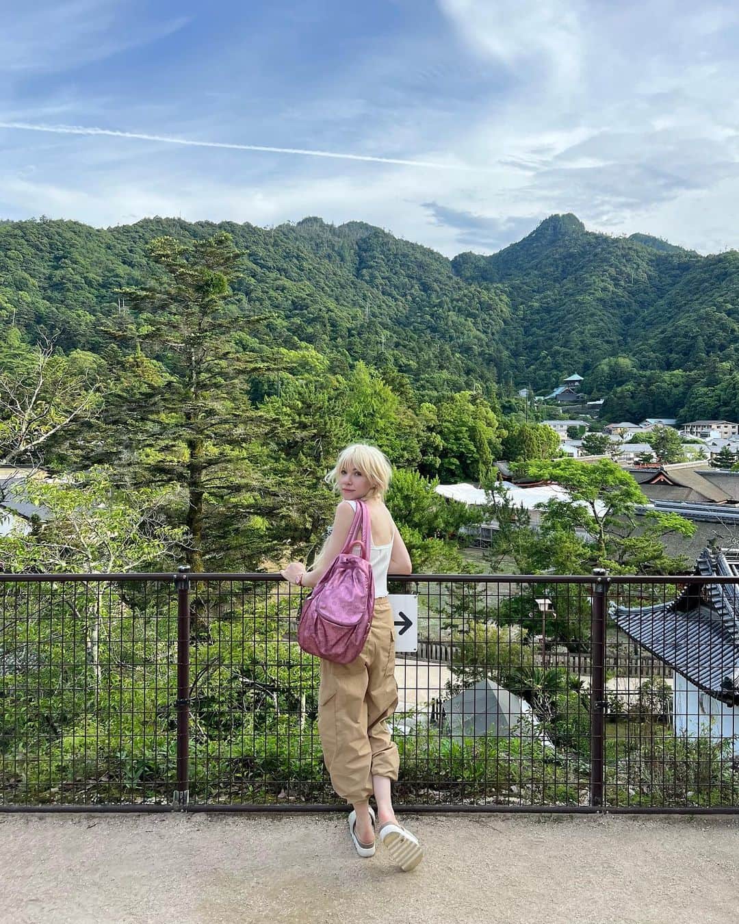 カーリー・レイ・ジェプセンのインスタグラム：「Ran away again to one of my favourite places on Earth! Japan ❤️. This trip has been life changing. Cole became a deer whisperer, I ate my weight in udon and each show brought new surprises from the crowds.  I could gush for days and days! Thanks to each and every soul who came out to see us and to my incredible team and touring family for all the memories. Now for a quick vacation with my honey 🍯 before we gear up for the next run of shows and The Loveliest Time… coming soon!  xxxooo」