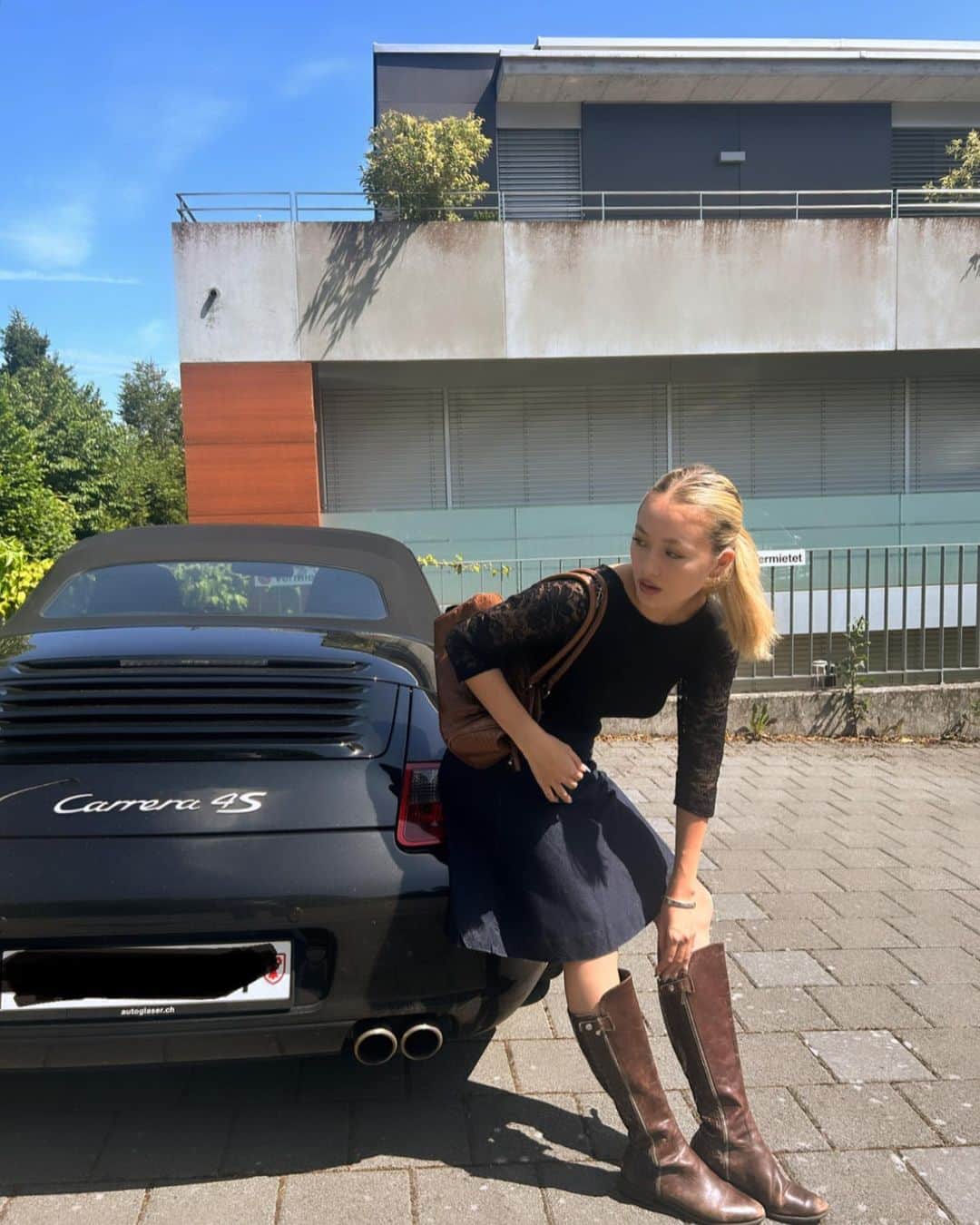 サクラ・キルシュのインスタグラム：「brum brum 🛞 look at my new bootssss!! I‘m so happy I found them at a thrift shop💋  新しいブーツセカンドハンドショップで見つけた！！」