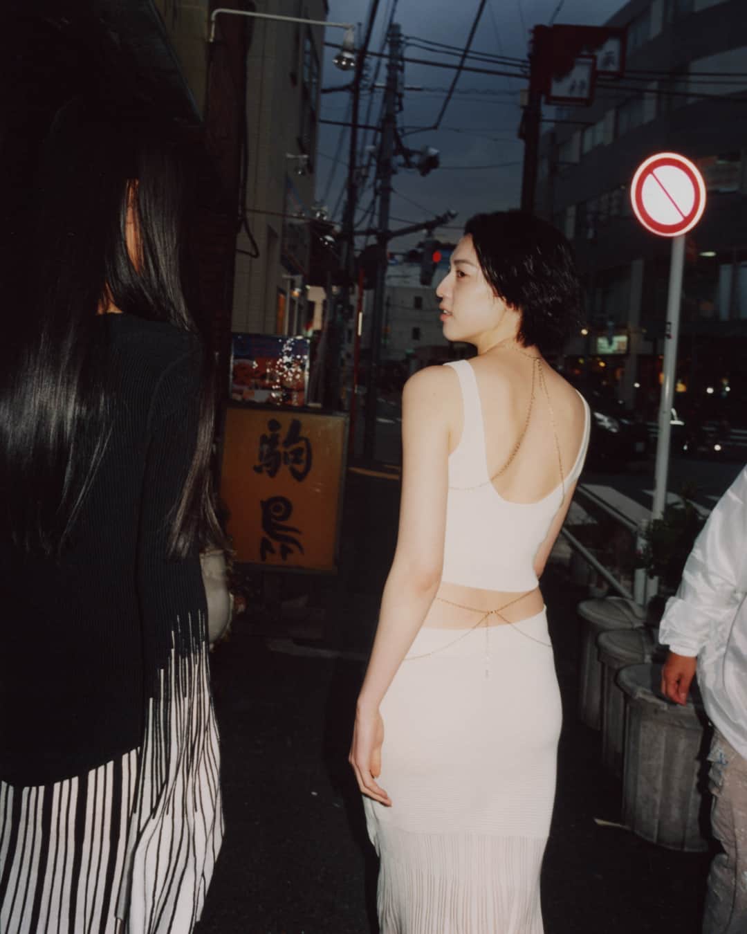 Chloéさんのインスタグラム写真 - (ChloéInstagram)「The delicate silk knit of the crop top and matching long flared skirt – worn here by actress @miyoshi.aa – gives the look a graceful flou.  Photographer: @fiiiiiish  #ChloeinTokyo #ChloeFall23」7月8日 0時00分 - chloe