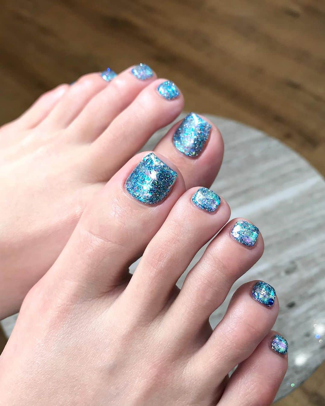 ryo kitamuraのインスタグラム：「“ moisture glitter “  キラキラなのに、ウルウルなグリッター💙✨ 今年のフットはこれで決まり👣  #footnails#glitternails #フットネイル#ラメネイル」