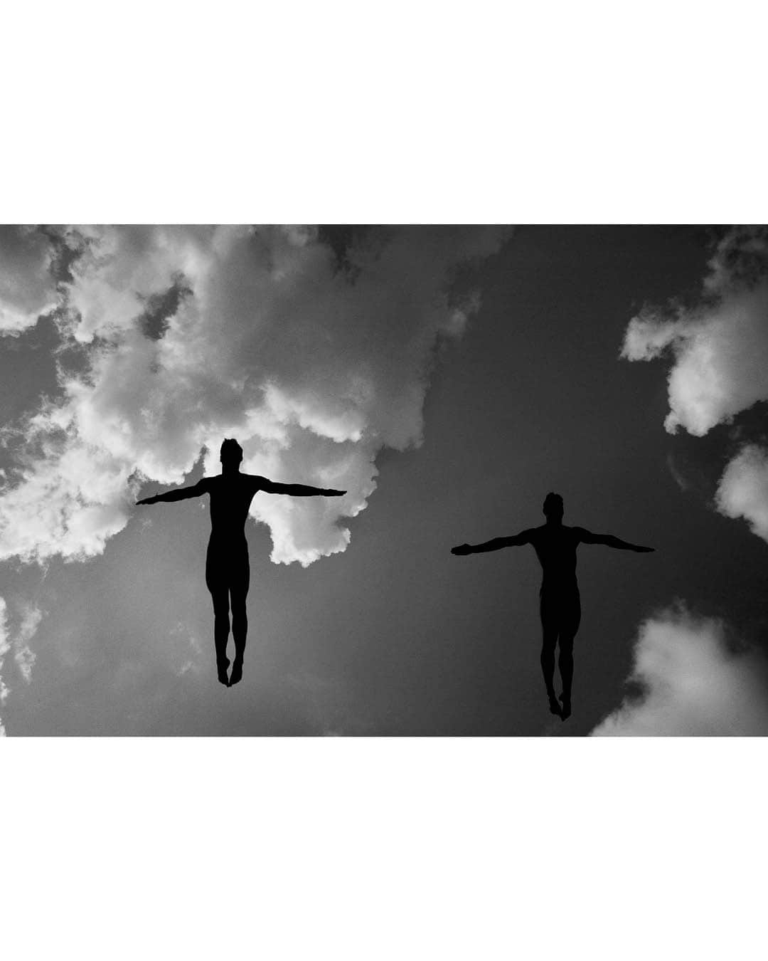 Magnum Photosさんのインスタグラム写真 - (Magnum PhotosInstagram)「A Bigger Splash ⁠ ⁠ Comment your favorite ❤️⁠ ⁠ PHOTOS (left to right): ⁠ ⁠ (1) Sicily. Italy. 1982. © @ferdinandosciannaofficial / Magnum Photos⁠ ⁠ (2) Champion diver Lynn Morrison. 1954. © @philippe_halsman_official / Magnum Photos⁠ ⁠ (3) Estoril. Portugal. 1994. © @marktpower / Magnum Photos⁠ ⁠ (4) An Iraqi translator jumping into the pool. US troops based in front of Uday Hussein's Palace. Baghdad. Iraq. July 2003. © Thomas Dworzak / Magnum Photos⁠ ⁠ (5) Salt City. Arizona. USA. 1980. © @davidhurnphoto / Magnum Photos⁠ ⁠ (6) Tyrrhenian Sea. Italy. 1961. © @burtglinnphoto / Magnum Photos⁠ ⁠ (7) Divers Davd Boudia and Thomas Finchum. Fort Lauderdale. USA. 2008. © @paolopellegrin / Magnum Photos⁠ ⁠ (8) Abdulahman, 14 years old, is having fun with his friends near the banks of the Euphrates River by diving into it. Raqqa. Syria. May 2021. © @william.keo / Magnum Photos⁠ ⁠ (9) Yugoslavia. © Marc Riboud / Fonds Marc Riboud au MNAAG / Magnum Photos⁠ ⁠ (10) Spring Break. Daytona Beach. Florida. USA. 1988. © Alex Webb (@webb_norriswebb) / Magnum Photos」7月8日 0時01分 - magnumphotos