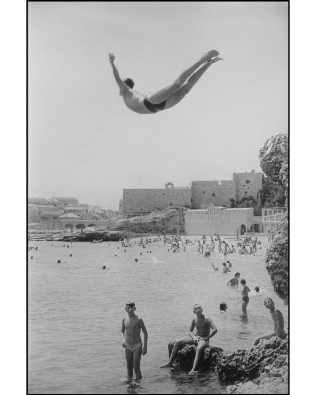 Magnum Photosさんのインスタグラム写真 - (Magnum PhotosInstagram)「A Bigger Splash ⁠ ⁠ Comment your favorite ❤️⁠ ⁠ PHOTOS (left to right): ⁠ ⁠ (1) Sicily. Italy. 1982. © @ferdinandosciannaofficial / Magnum Photos⁠ ⁠ (2) Champion diver Lynn Morrison. 1954. © @philippe_halsman_official / Magnum Photos⁠ ⁠ (3) Estoril. Portugal. 1994. © @marktpower / Magnum Photos⁠ ⁠ (4) An Iraqi translator jumping into the pool. US troops based in front of Uday Hussein's Palace. Baghdad. Iraq. July 2003. © Thomas Dworzak / Magnum Photos⁠ ⁠ (5) Salt City. Arizona. USA. 1980. © @davidhurnphoto / Magnum Photos⁠ ⁠ (6) Tyrrhenian Sea. Italy. 1961. © @burtglinnphoto / Magnum Photos⁠ ⁠ (7) Divers Davd Boudia and Thomas Finchum. Fort Lauderdale. USA. 2008. © @paolopellegrin / Magnum Photos⁠ ⁠ (8) Abdulahman, 14 years old, is having fun with his friends near the banks of the Euphrates River by diving into it. Raqqa. Syria. May 2021. © @william.keo / Magnum Photos⁠ ⁠ (9) Yugoslavia. © Marc Riboud / Fonds Marc Riboud au MNAAG / Magnum Photos⁠ ⁠ (10) Spring Break. Daytona Beach. Florida. USA. 1988. © Alex Webb (@webb_norriswebb) / Magnum Photos」7月8日 0時01分 - magnumphotos