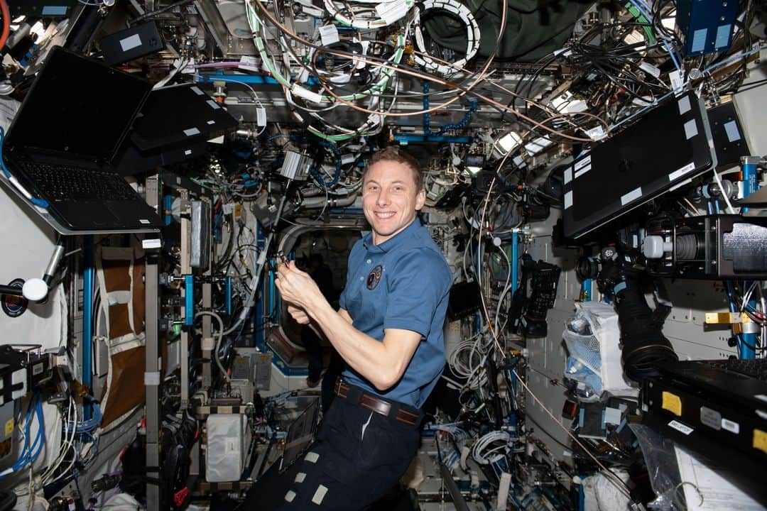 国際宇宙ステーションさんのインスタグラム写真 - (国際宇宙ステーションInstagram)「NASA astronaut and Expedition 69 Flight Engineer Woody Hoburg poses for a portrait during maintenance activities aboard the International Space Station.  #nasa #international #space #station #astronaut #flight #engineer #science #maintenance」7月8日 0時00分 - iss