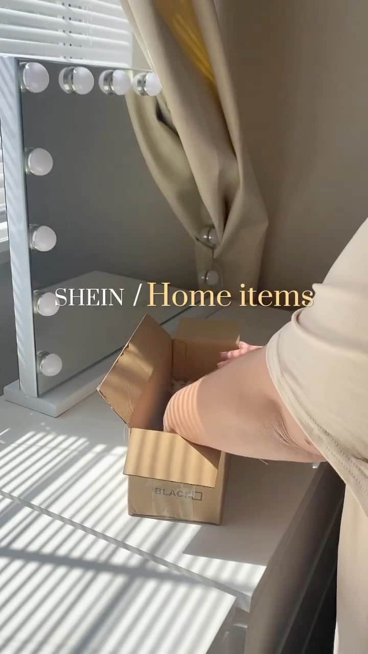 SHEINのインスタグラム：「Dining diva @viviepperson is going for the gold with this SHEIN HOME haul 🍴💛✨ Which finds would make you the host with the most? 👇  🔎13004519 13471654 11203690 13824388 11033435   #SHEIN #SHEINforAll #SHEINstyle #fashion #chic #saveinstyle」